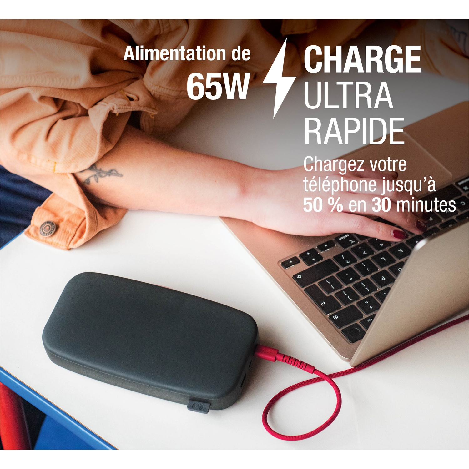 Une banque d'alimentation noire connectée à un ordinateur portable. Charge ultra-rapide 65W.