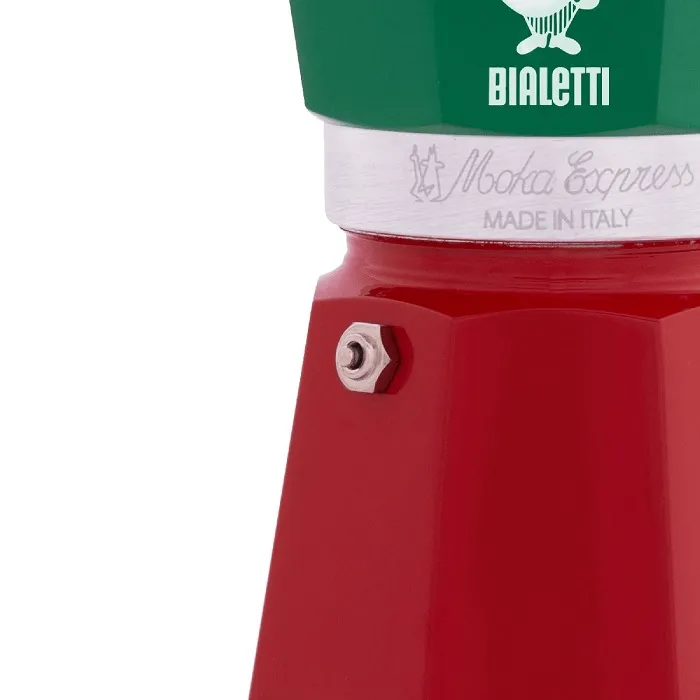 Piros Bialetti Moka Express kávéfőző ezüst részletekkel, közelről.