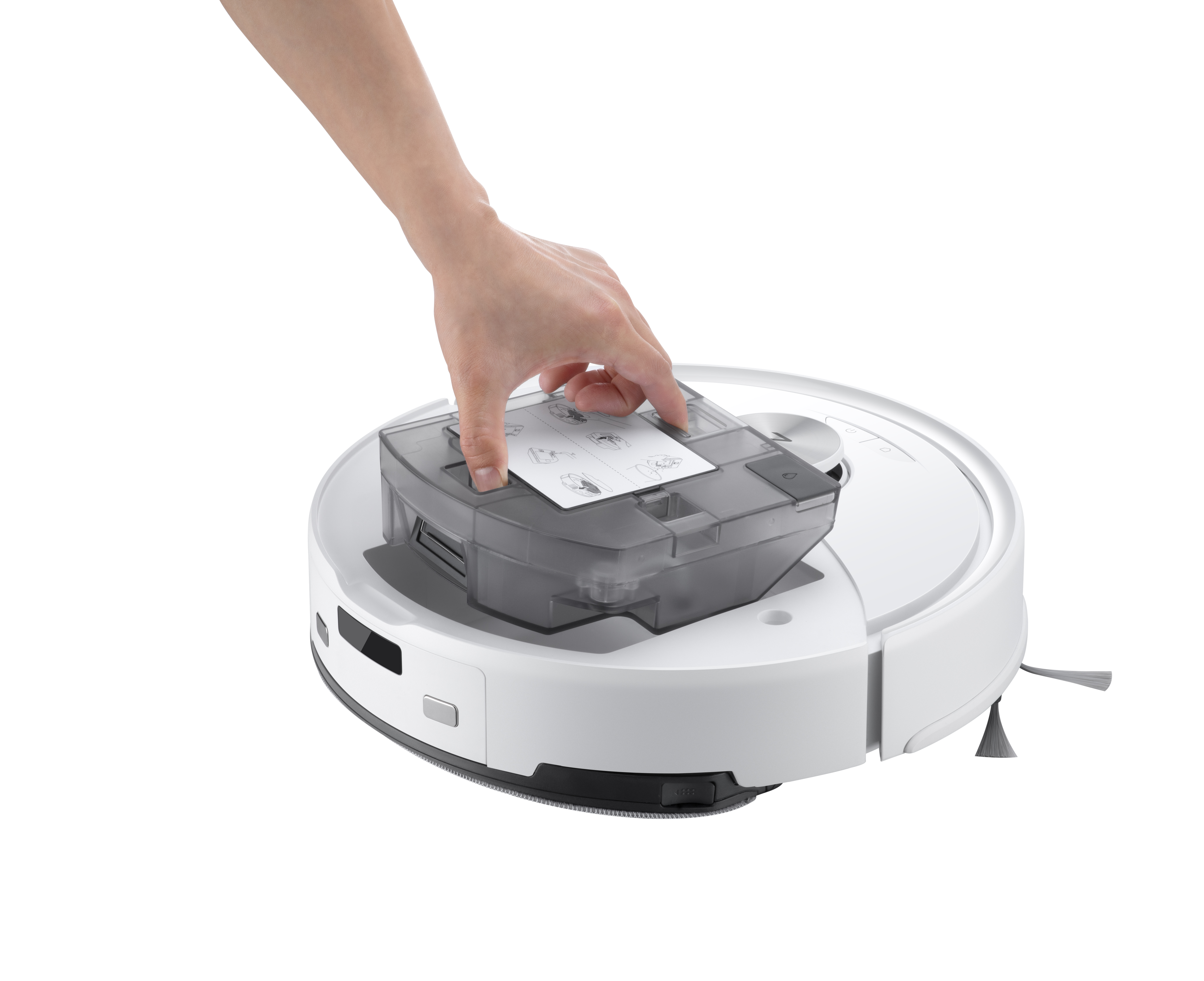 Bir el, beyaz bir robot süpürgeye su tankı yerleştiriyor.