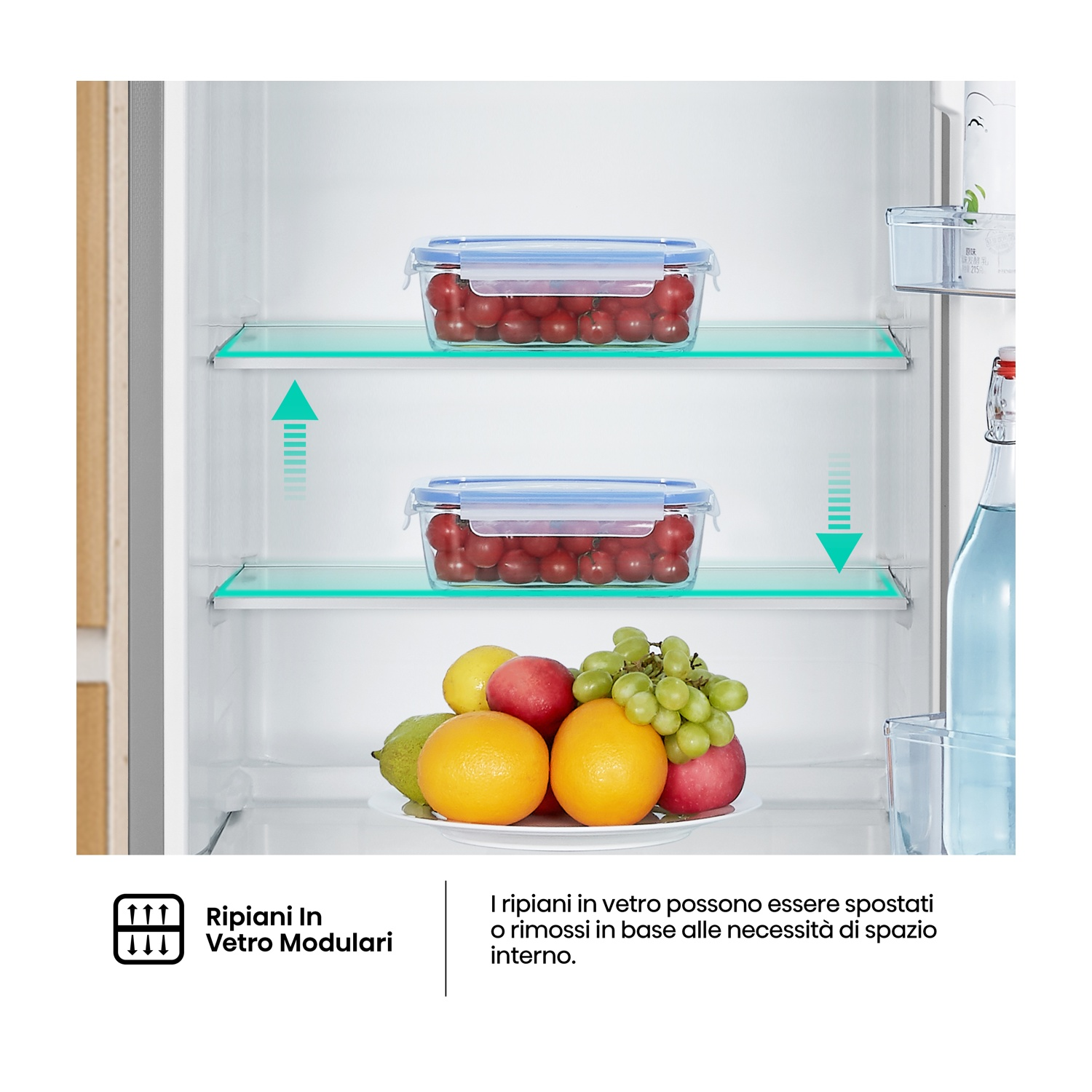 Interno del frigorifero con ripiani in vetro regolabili e frutta.