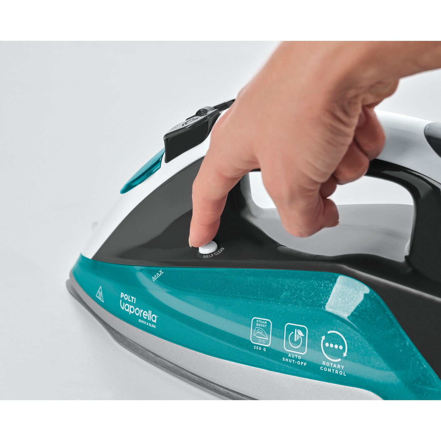 Una mano preme il pulsante 'Self Clean' su un ferro Polti Vaporella turchese e bianco.