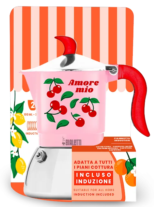 Egy rózsaszín eszpresszókávéfőző cseresznyével és az „Amore mio” felirattal.