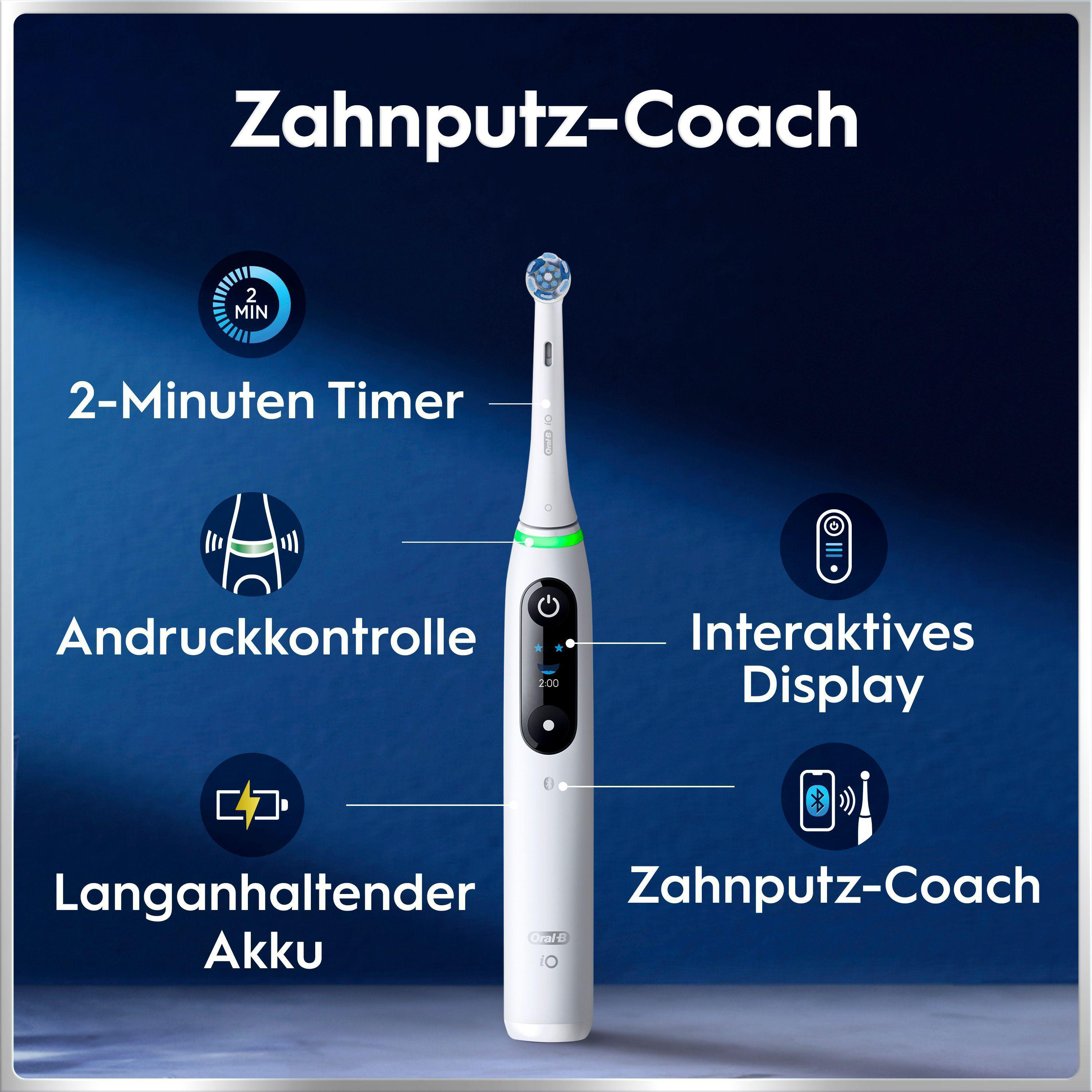 Ein weißer Oral-B iO Zahnbürstenkopf mit blauen Borsten, der auf einer blauen Oberfläche steht.