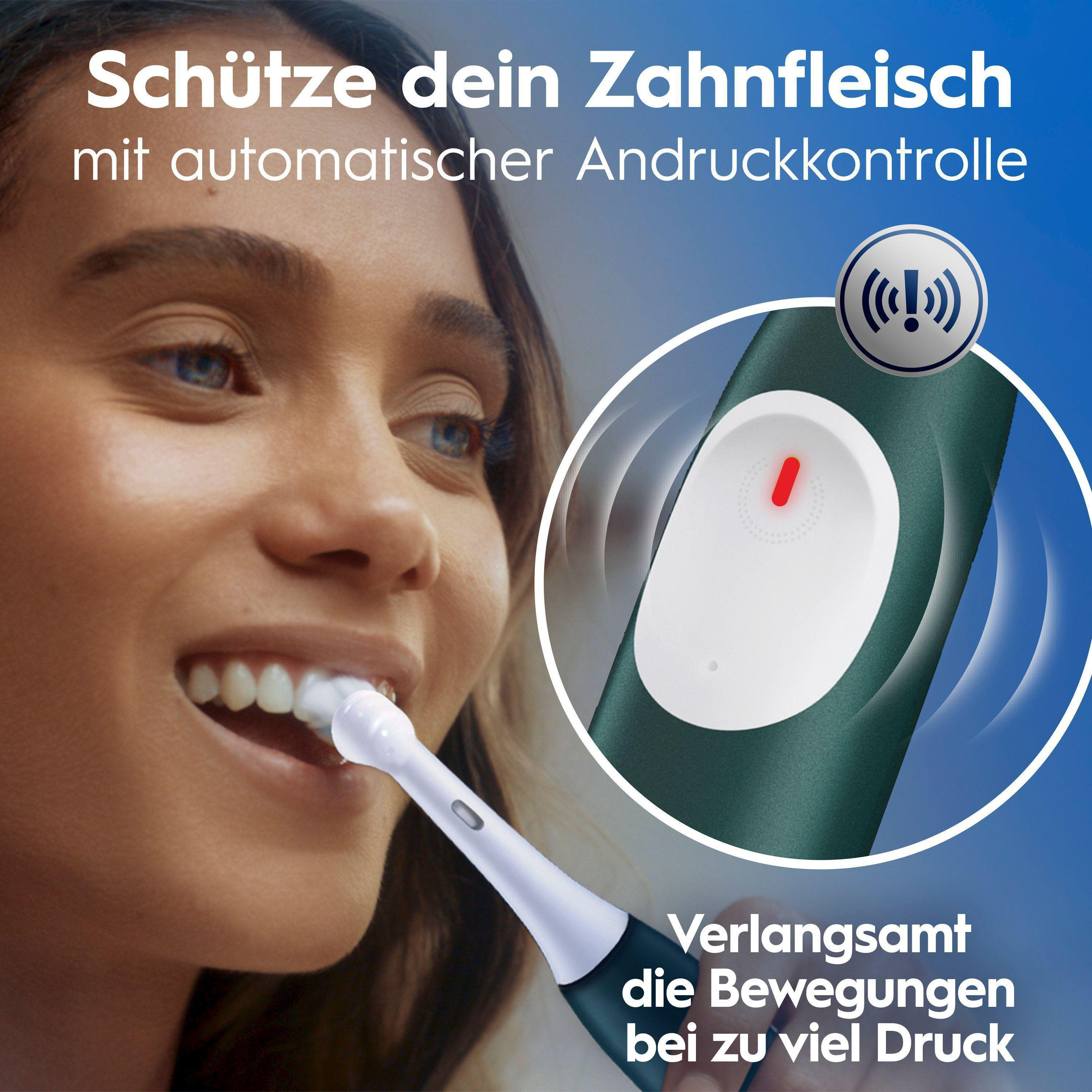 Frau putzt Zähne mit elektrischer Zahnbürste; Druckkontrolle wird angezeigt.