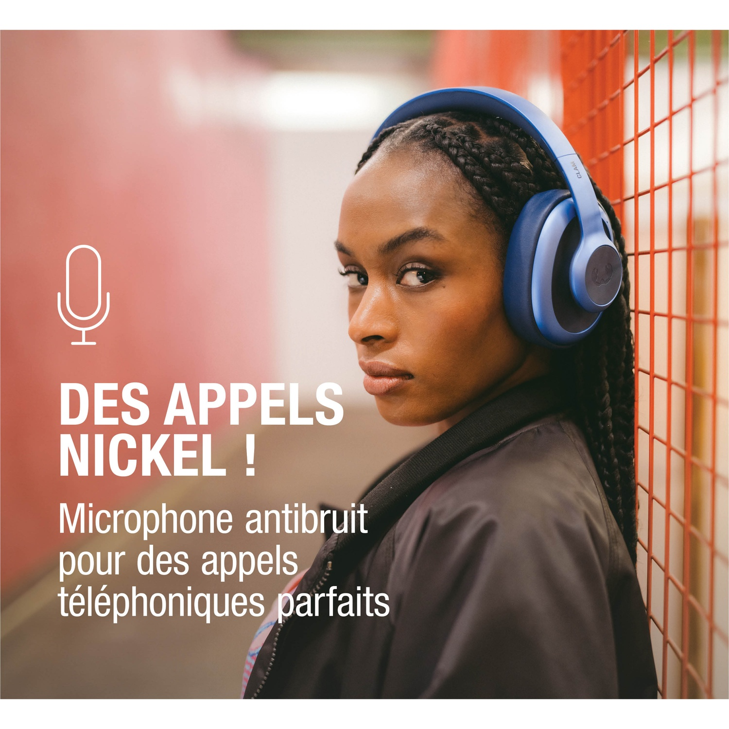 Jeune femme avec casque bleu et icône micro. Fond en treillis rouge.