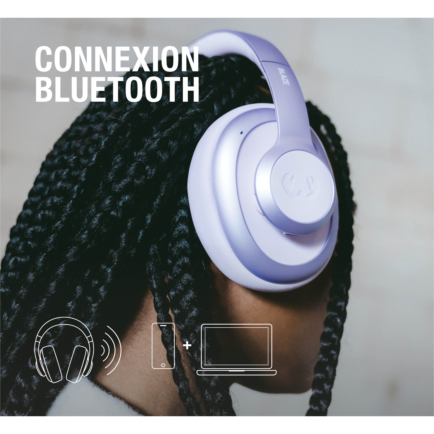 Personne portant un casque violet avec cheveux tressés, montrant une connexion Bluetooth.