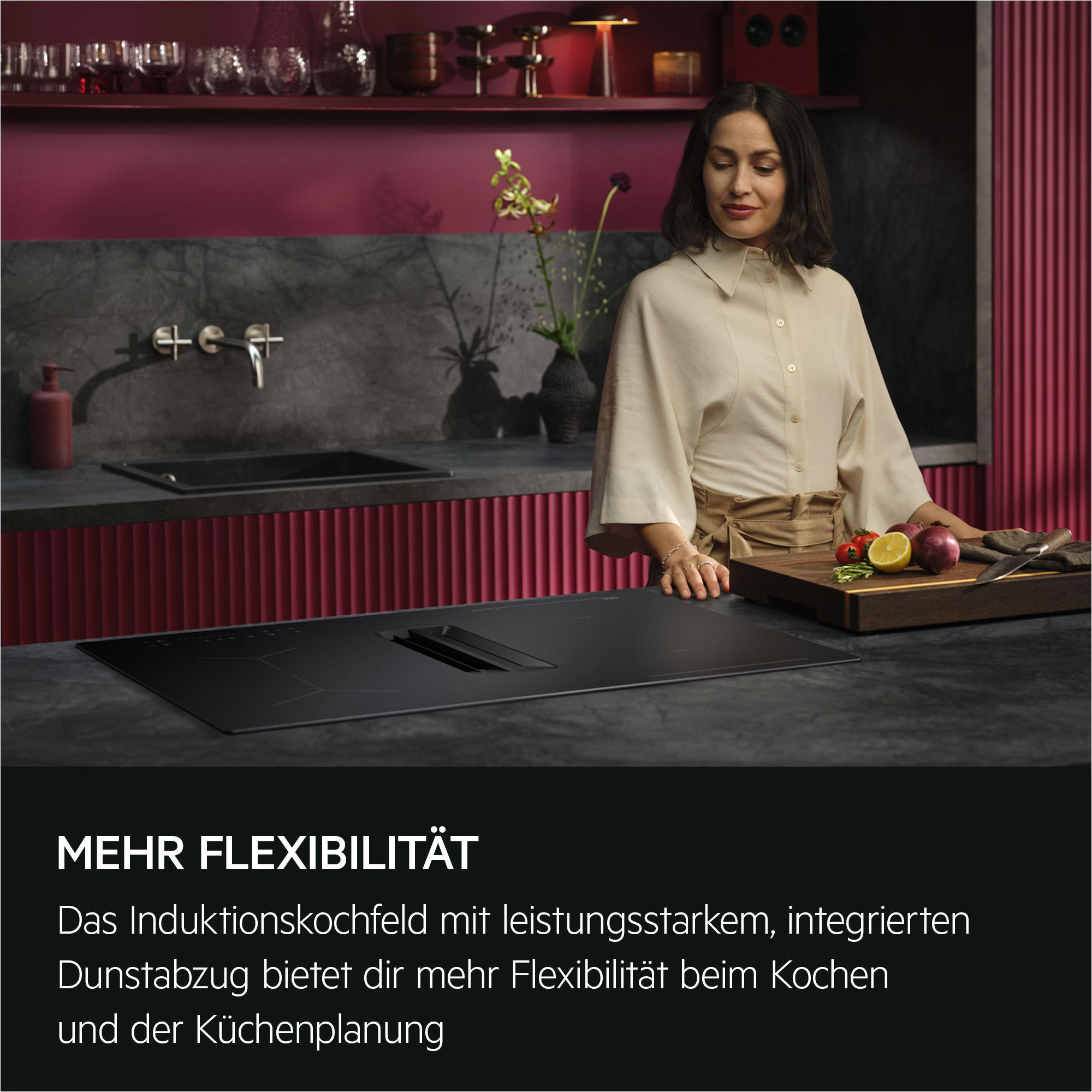 Eine Frau in einer modernen Küche steht neben einem Induktionskochfeld.