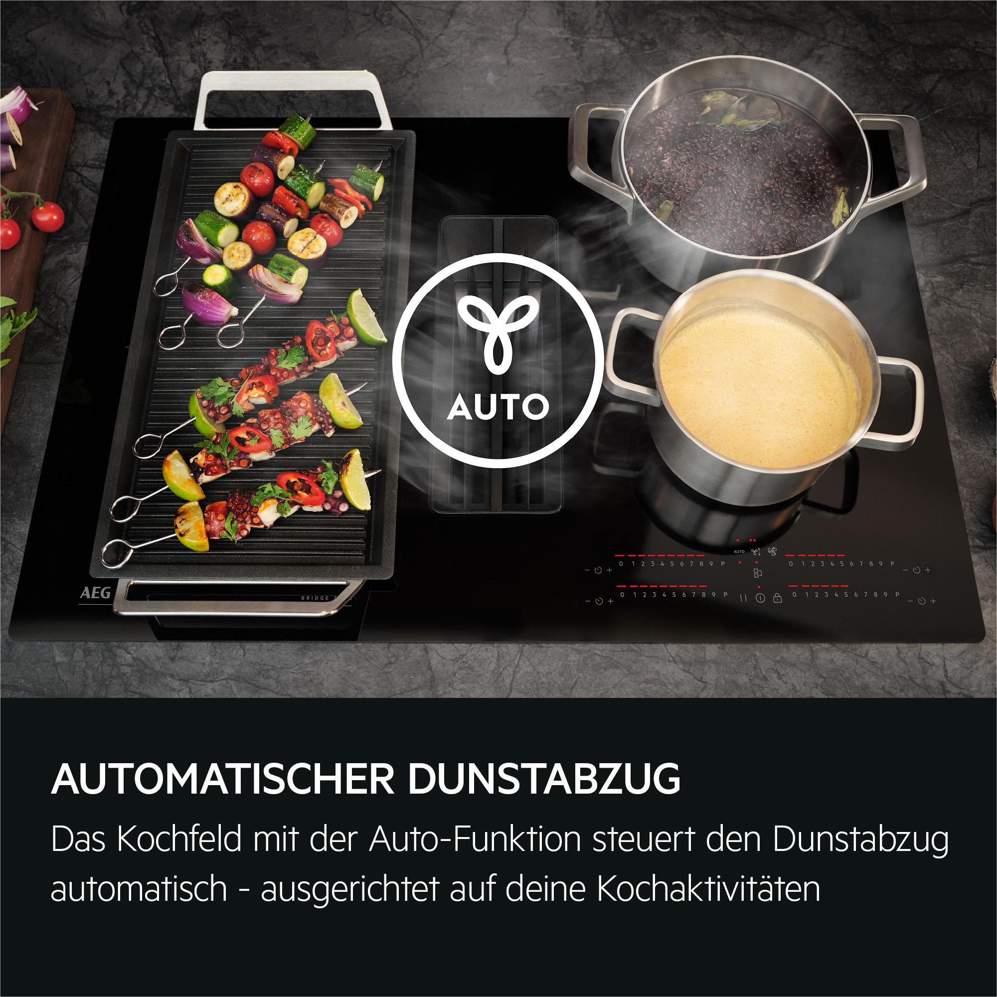 Ein Kochfeld mit Grillgut und Töpfen, mit Auto-Symbol und Dampf.