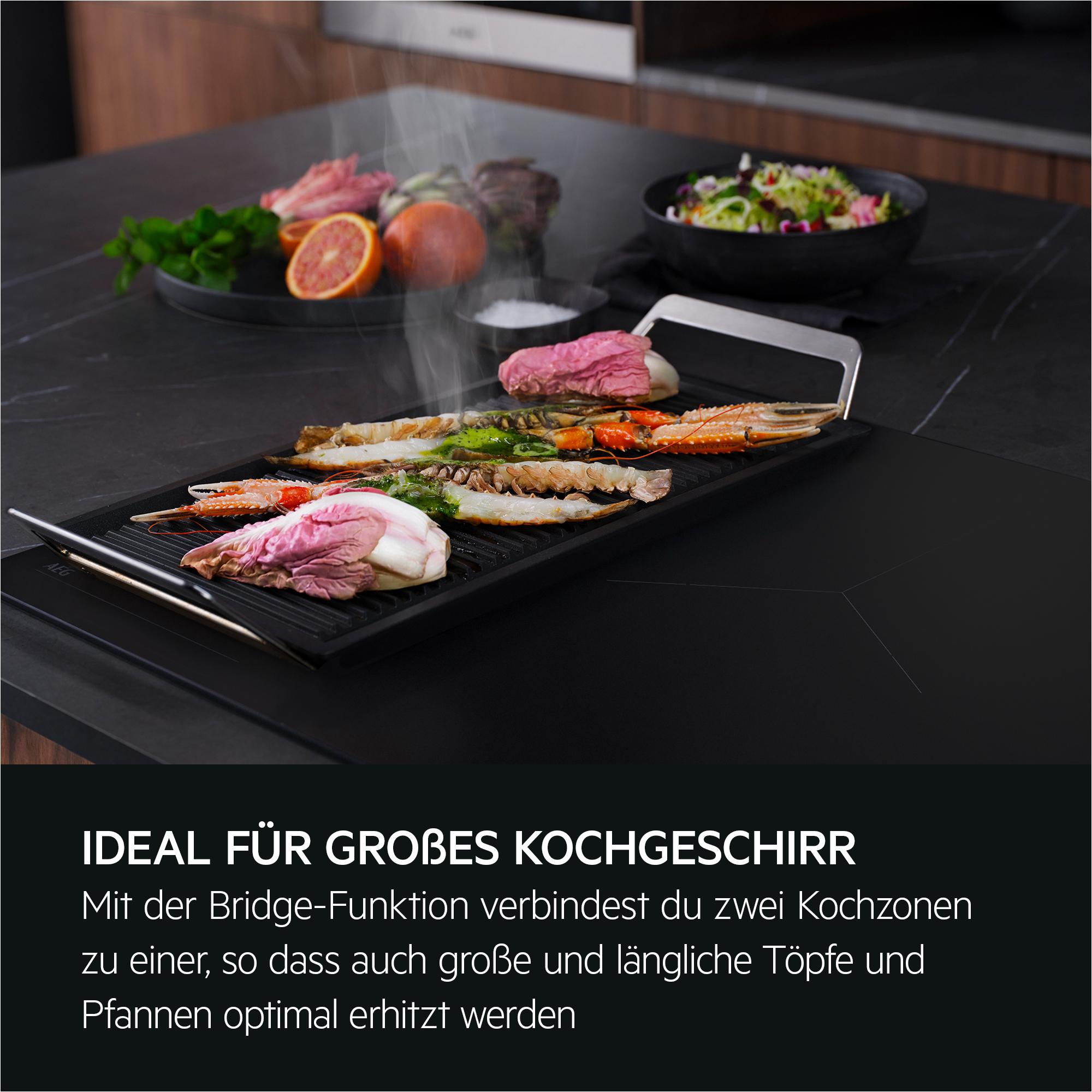 Gegrilltes Fleisch und Garnelen auf einem Grill mit Beilagen, Dampf steigt auf.