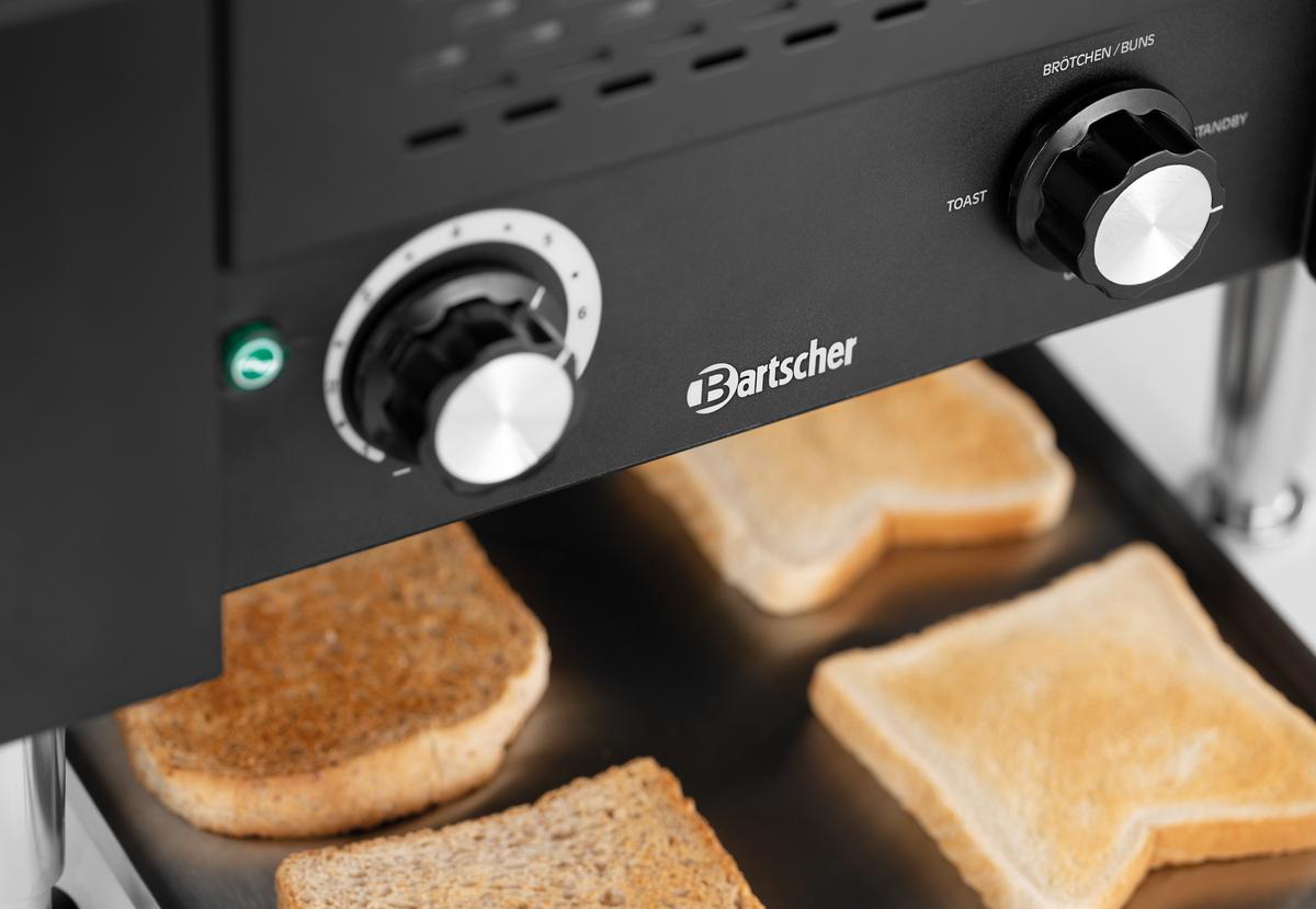 Ein Toaster mit vier Scheiben Toastbrot, die gerade getoastet werden.