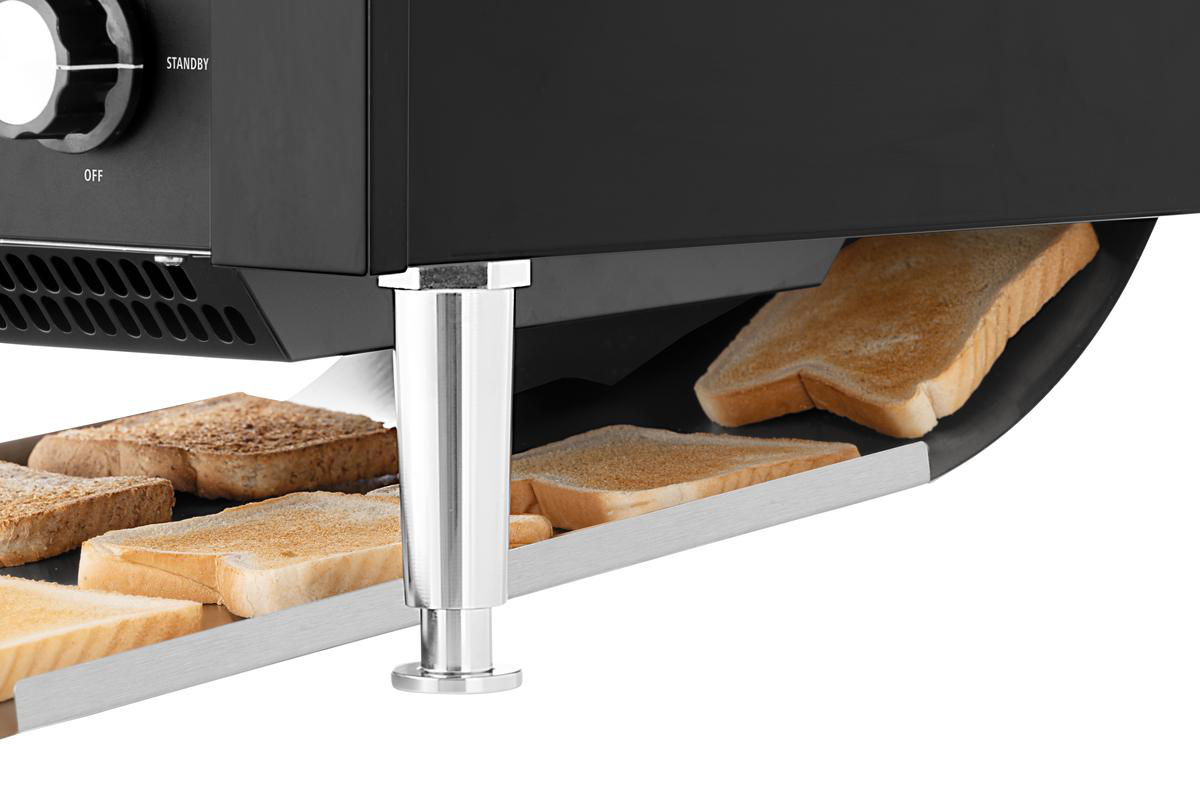 Ein Toaster mit mehreren gerösteten Brotscheiben in seiner Schublade.