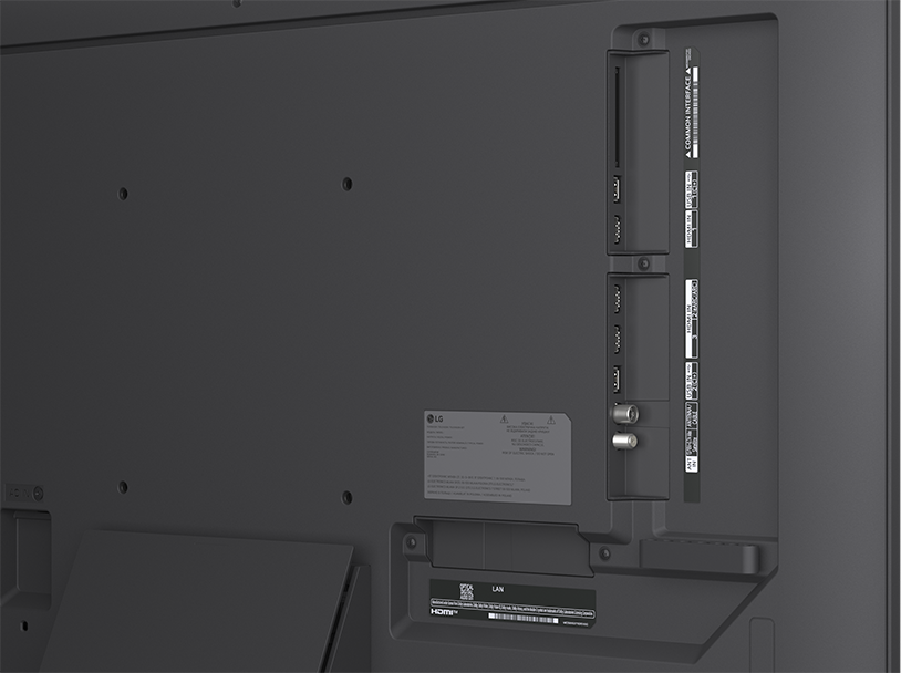 TV hátoldala csatlakozókkal: HDMI, USB, LAN, Antennák.