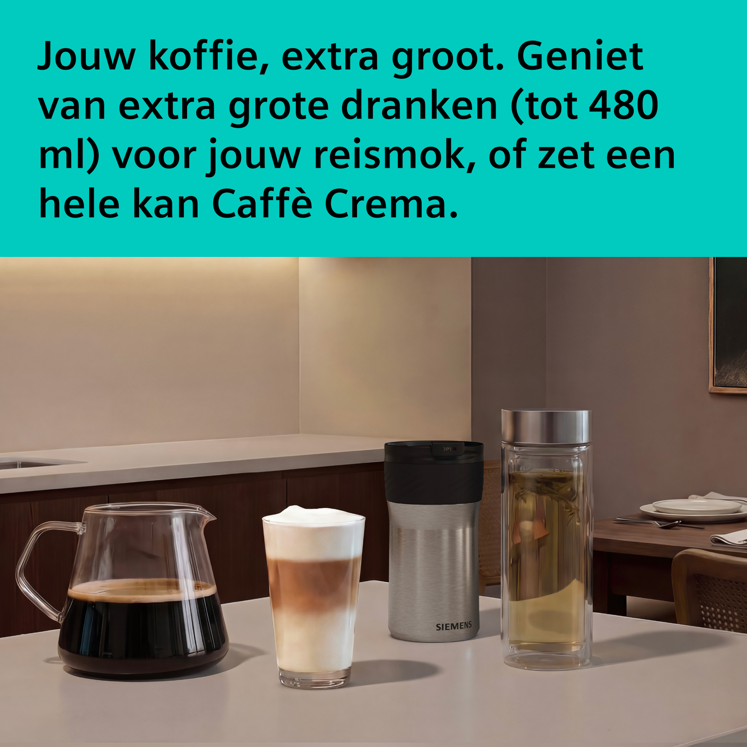 Koffiekan, latte macchiato, mok en theeglas op tafel.