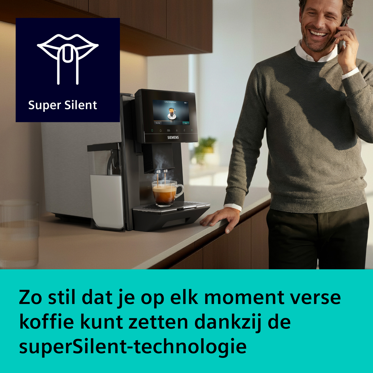 Man aan telefoon naast koffiezetapparaat met verse koffie. Super Stil.