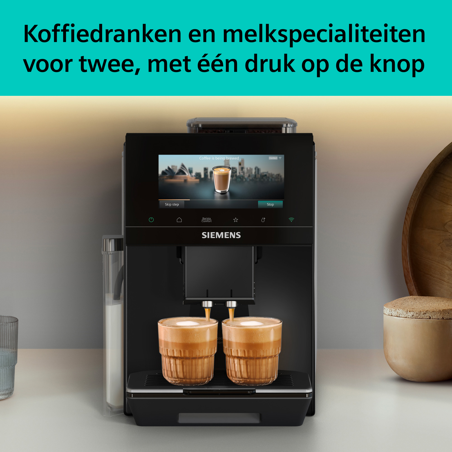 Koffiemachine bereidt twee koffiedranken met melkschuim.