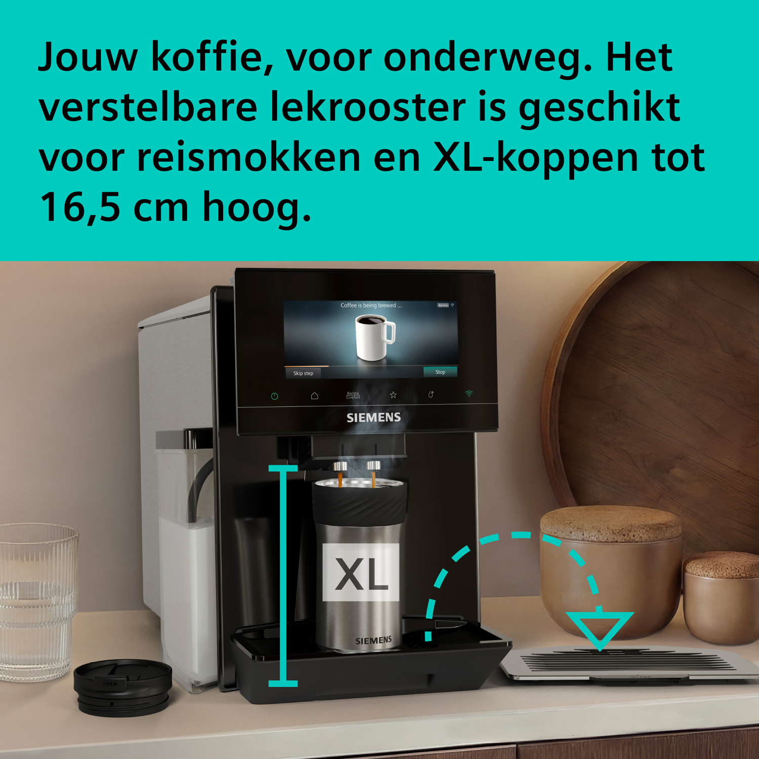 Siemens koffiezetapparaat zet koffie in een XL beker met touchscreen.