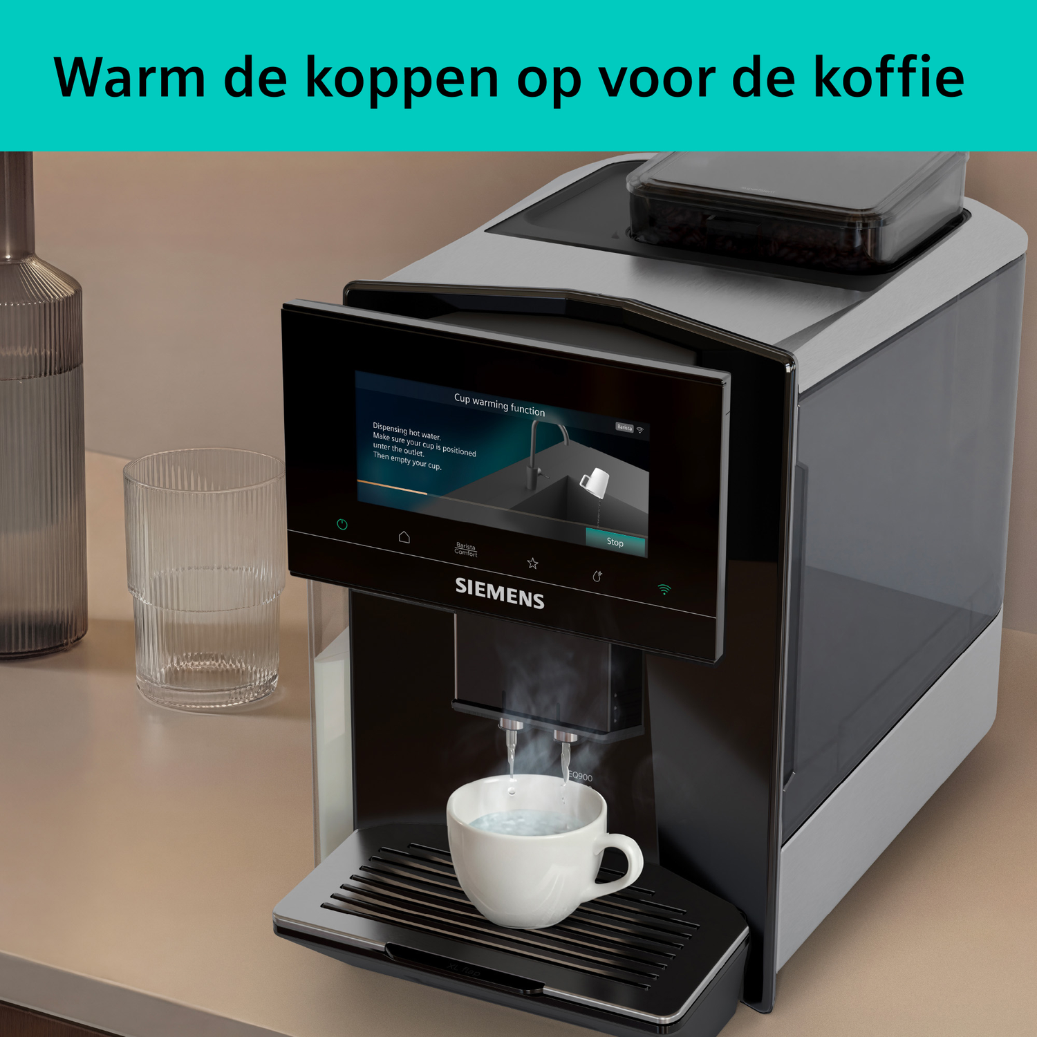 Siemens koffieapparaat warmt een kop op met heet water.