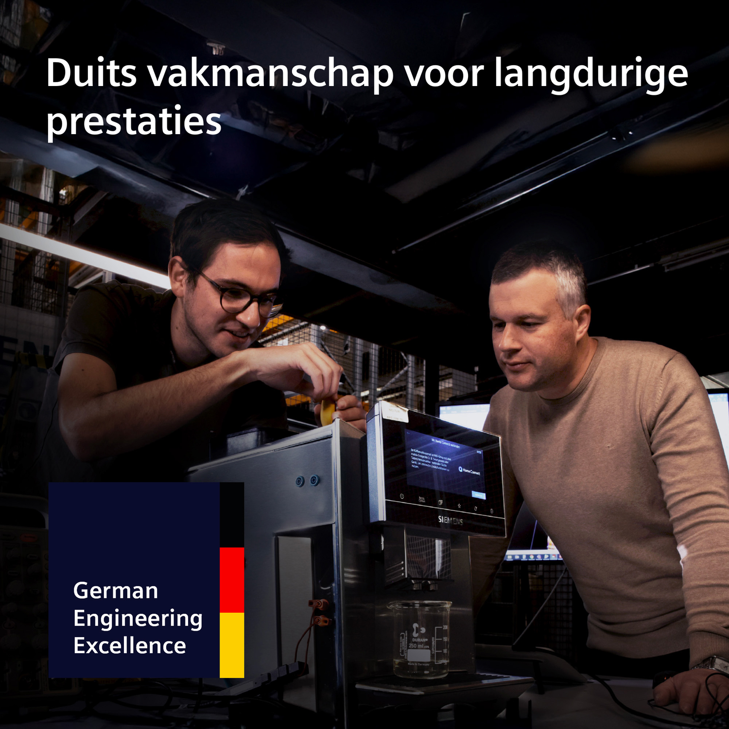 Twee mannen onderzoeken een Siemens koffieapparaat met Duits design.