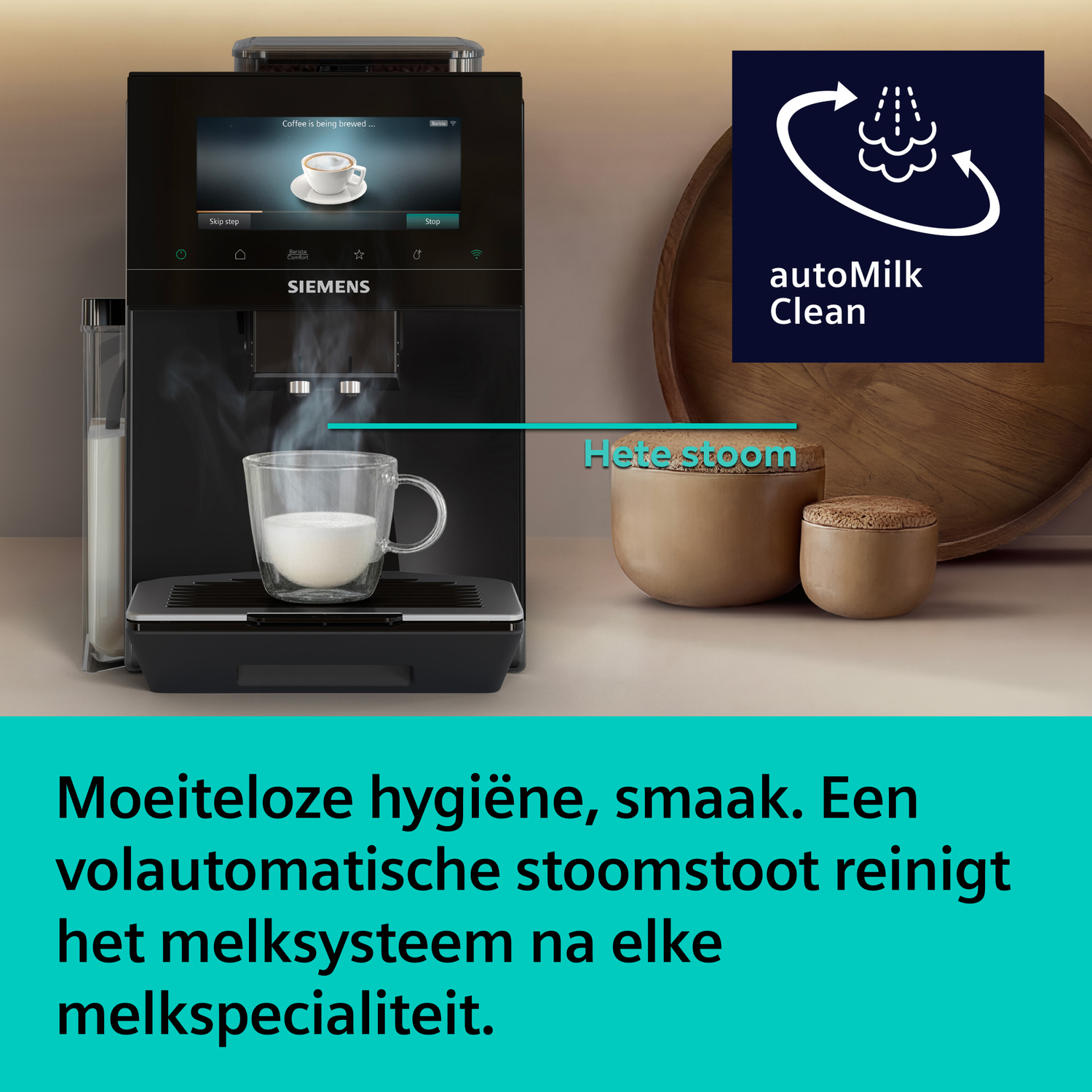 Koffieapparaat zet koffie met melkschuim, stoom zichtbaar, met reinigingssymbool.