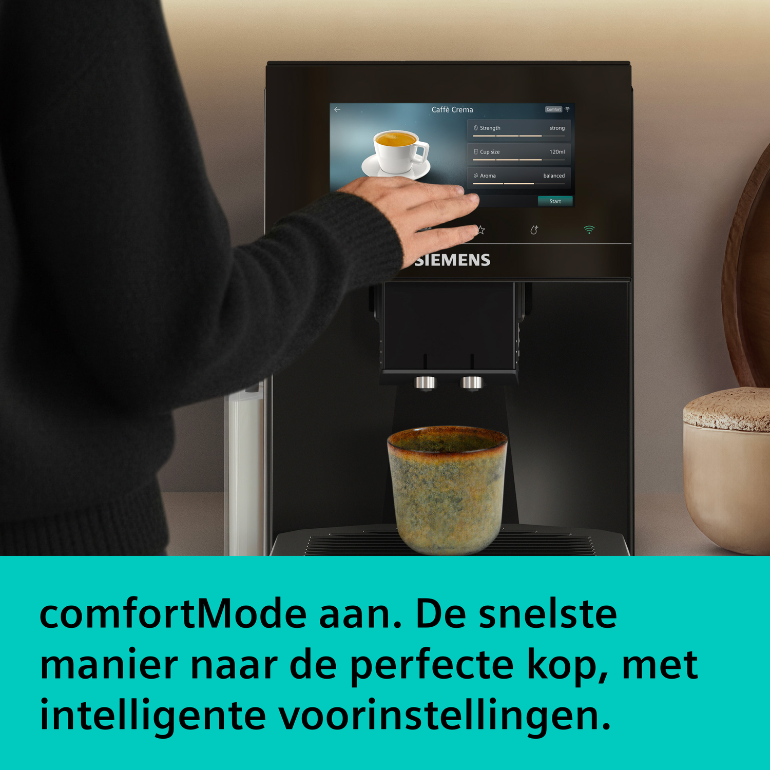 Een hand bedient een koffiezetapparaat met touchscreen. Een kop koffie staat ernaast.