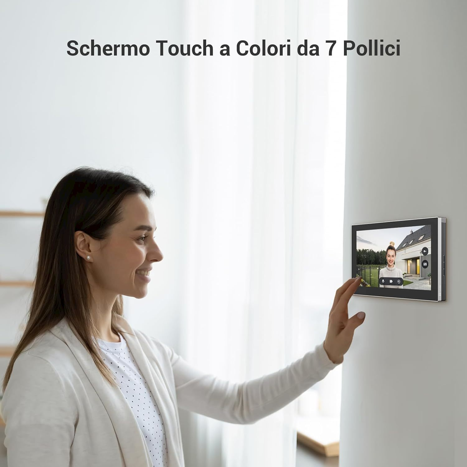 Una donna tocca un touchscreen a colori che mostra una casa e una donna.