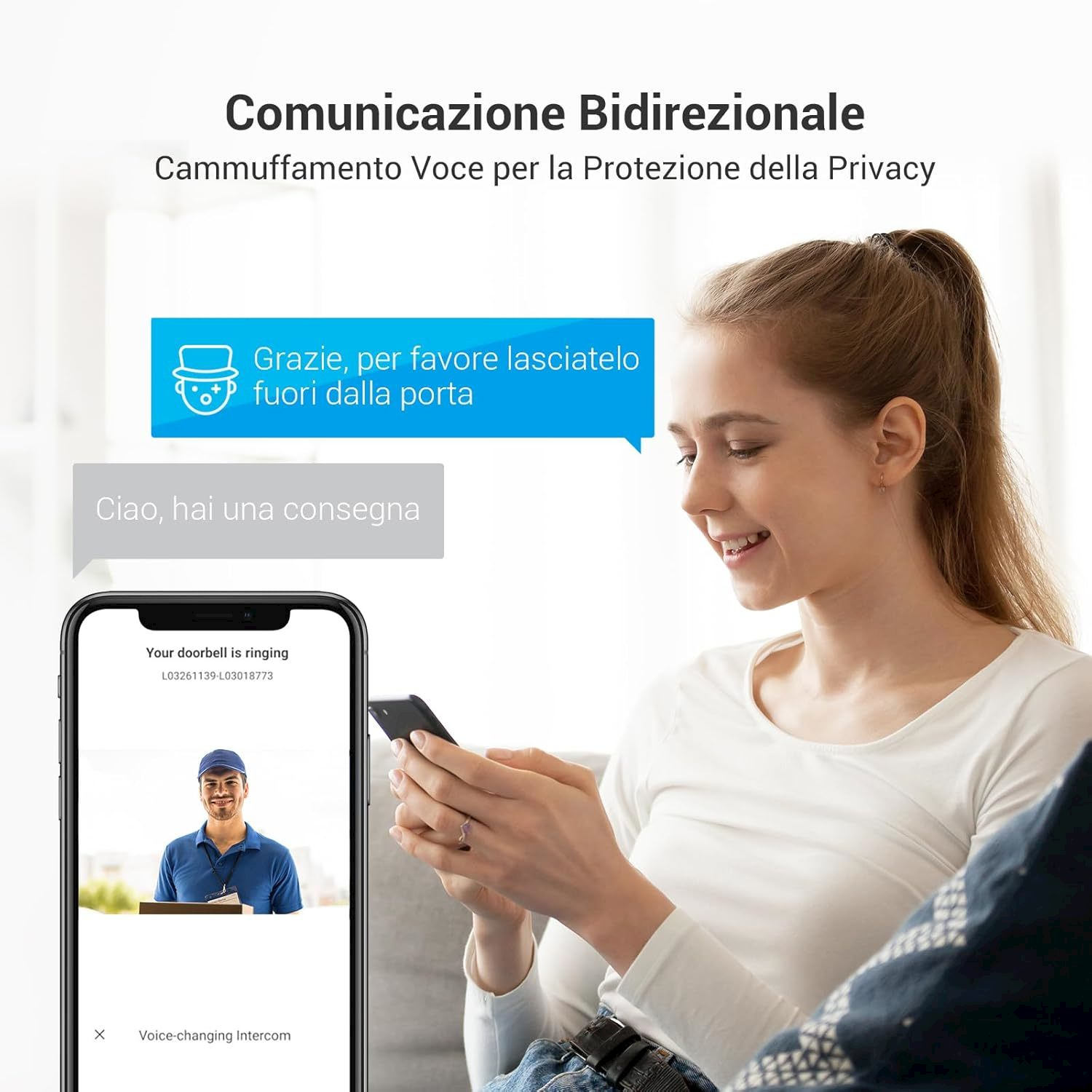 Donna usa smartphone con app campanello che mostra un fattorino.