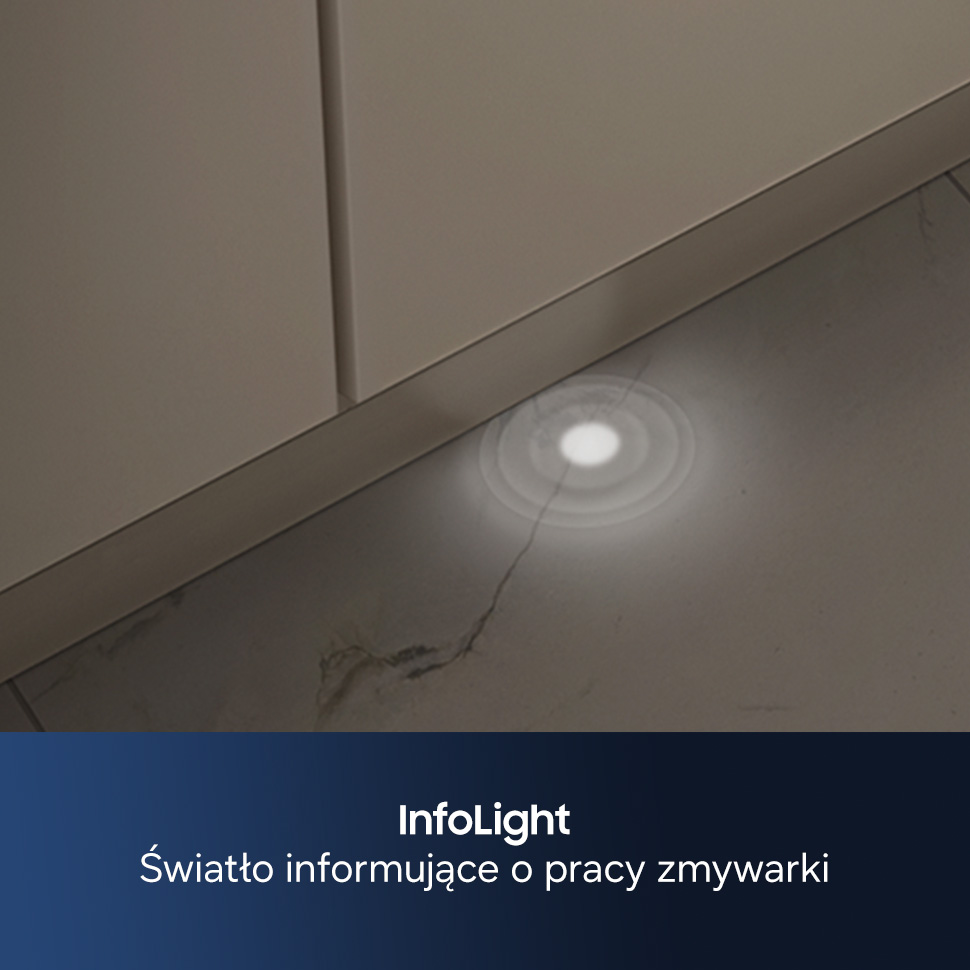 Jasny punkt światła na marmurowej ścianie, oświetlony od góry.