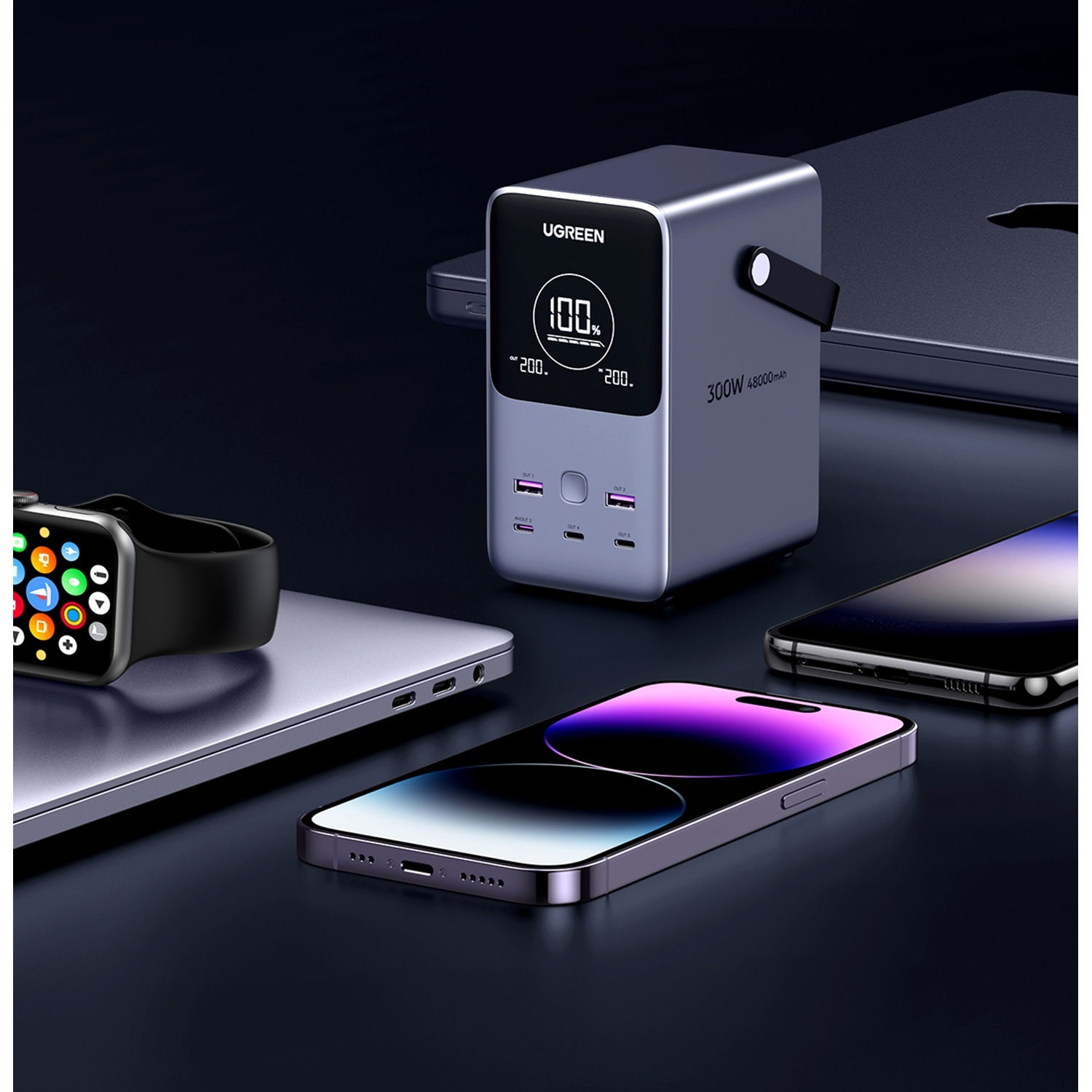 Power bank UGREEN grigia da 48000mAh 300W con laptop, orologio e smartphone.