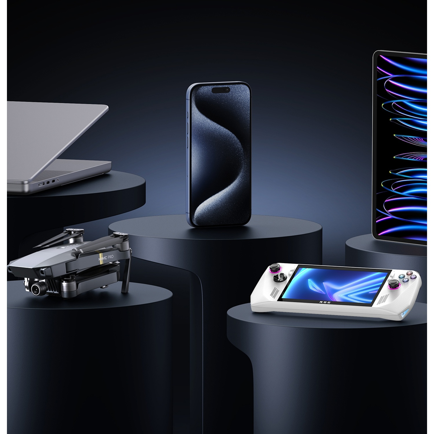 Vari gadget: drone, telefono, tablet, laptop, console portatile.