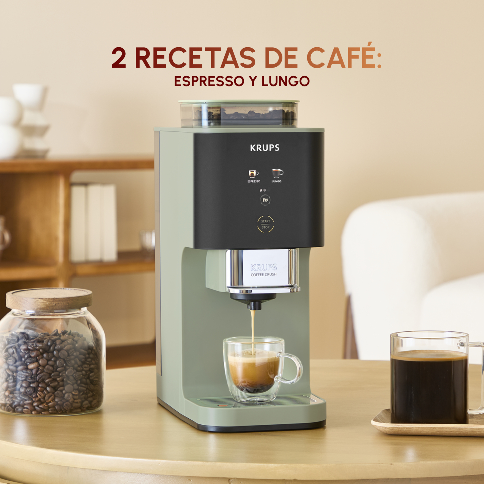 Una cafetera Krups verde prepara espresso en una taza. A su lado, un tarro de granos de café.