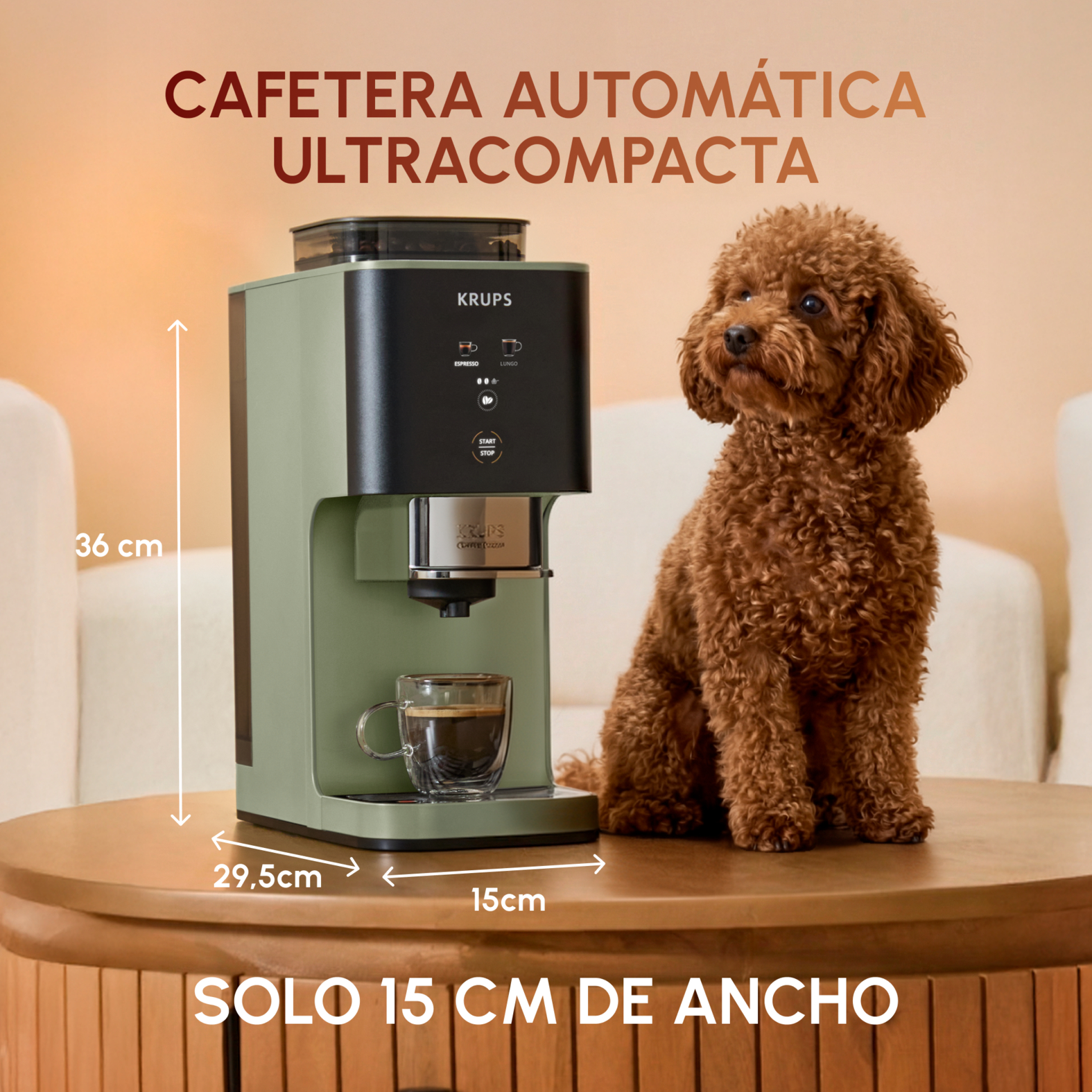 Una cafetera Krups verde con un perro al lado está sobre una mesa de madera.