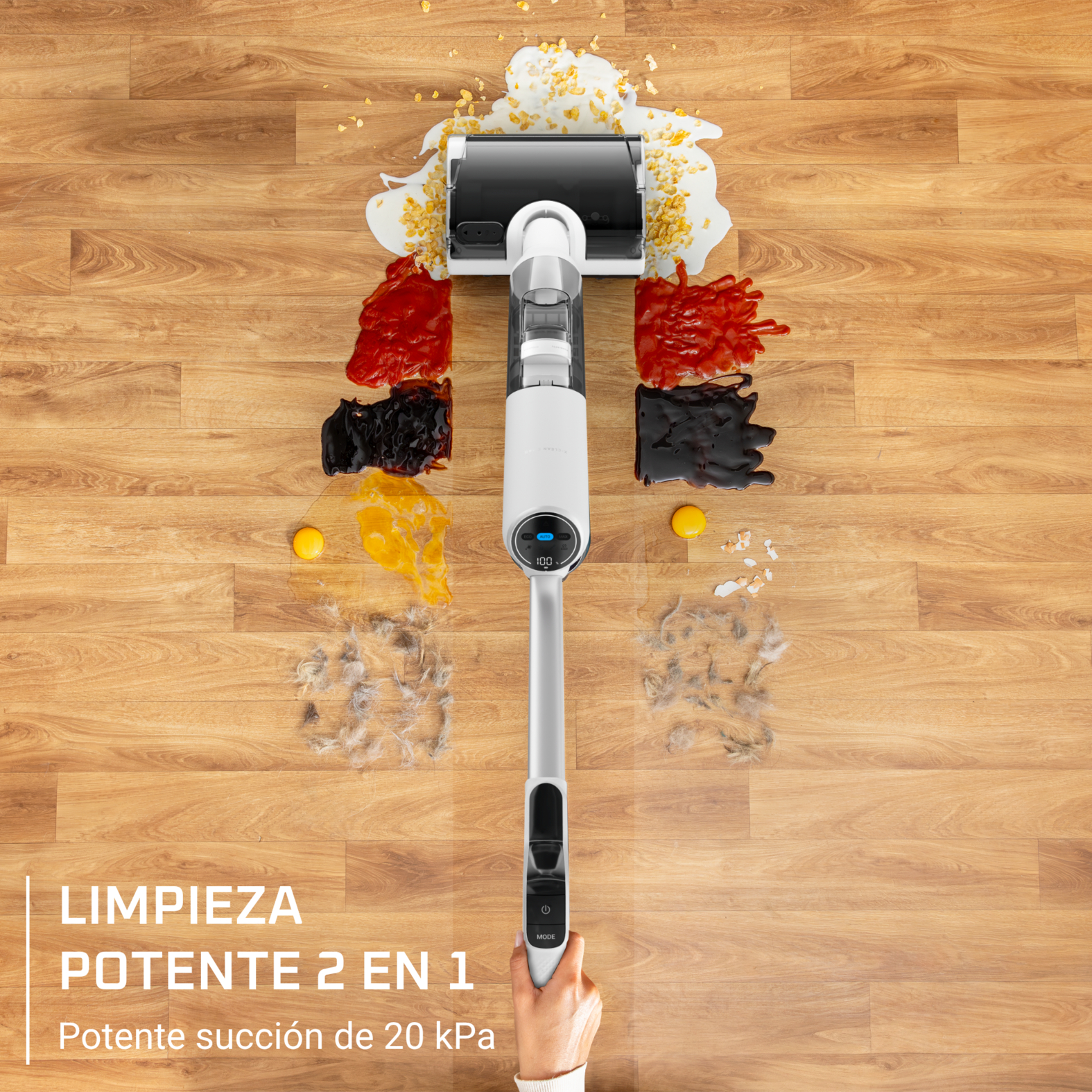 Una aspiradora inalámbrica blanca limpia comida derramada y pelo en suelo de madera.