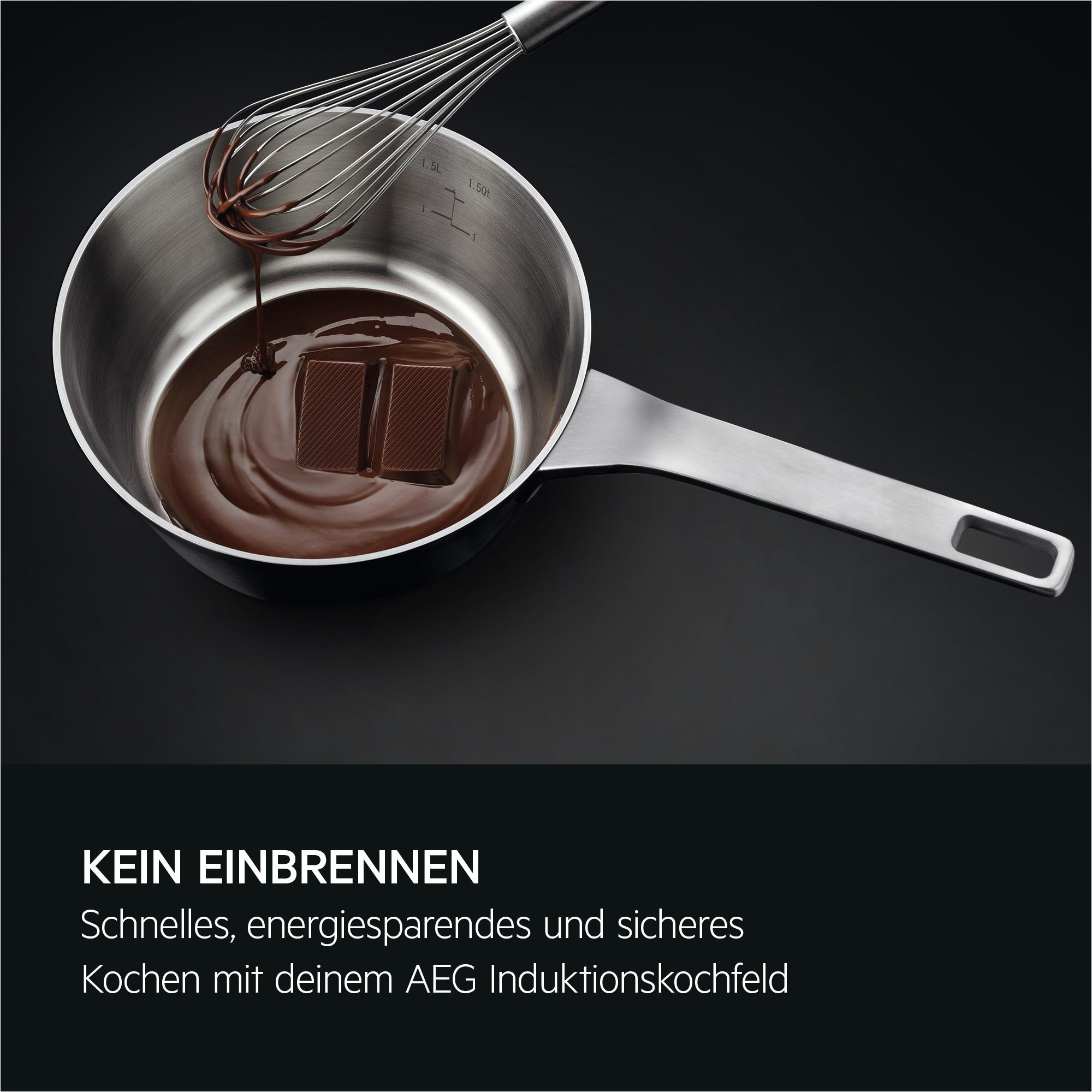 Schneebesen rührt geschmolzene Schokolade mit Schokoriegeln in Topf.