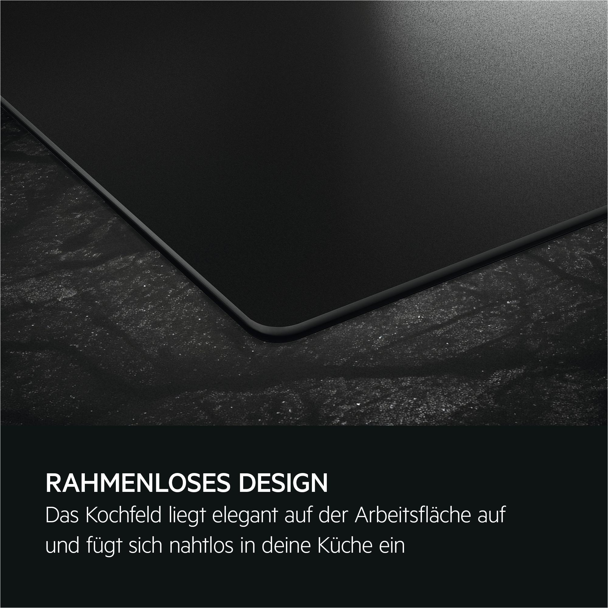 Schwarzes Kochfeld mit Rahmenlos-Design auf dunkler Arbeitsplatte.