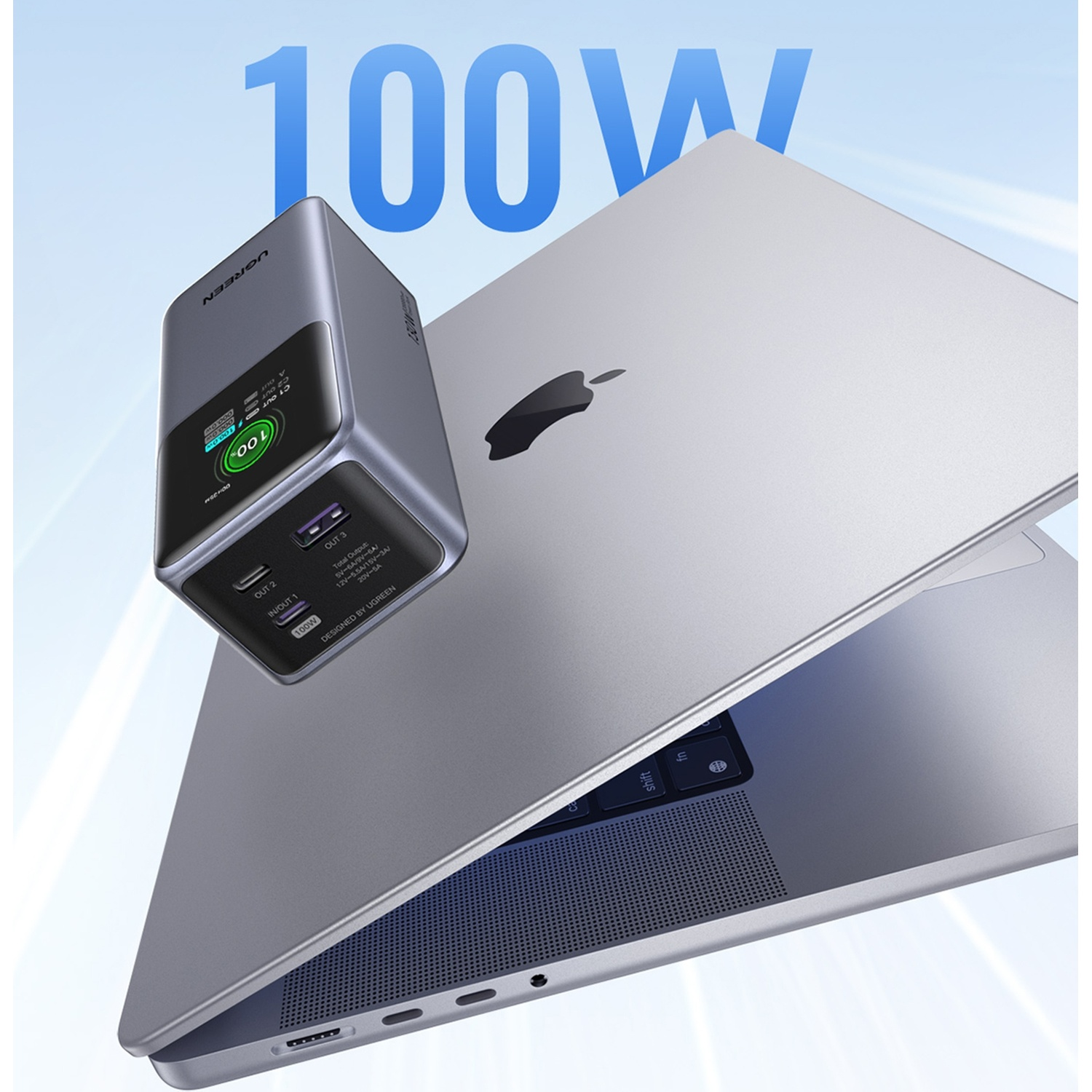 Un caricatore UGREEN grigio da 100W su un MacBook. 100W grande sullo sfondo.