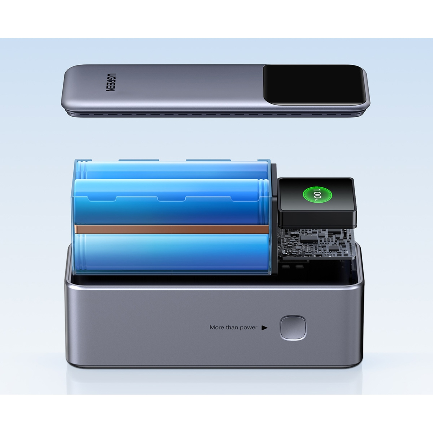 Un coperchio grigio del power bank fluttua sopra una custodia aperta con batterie blu e un circuito.
