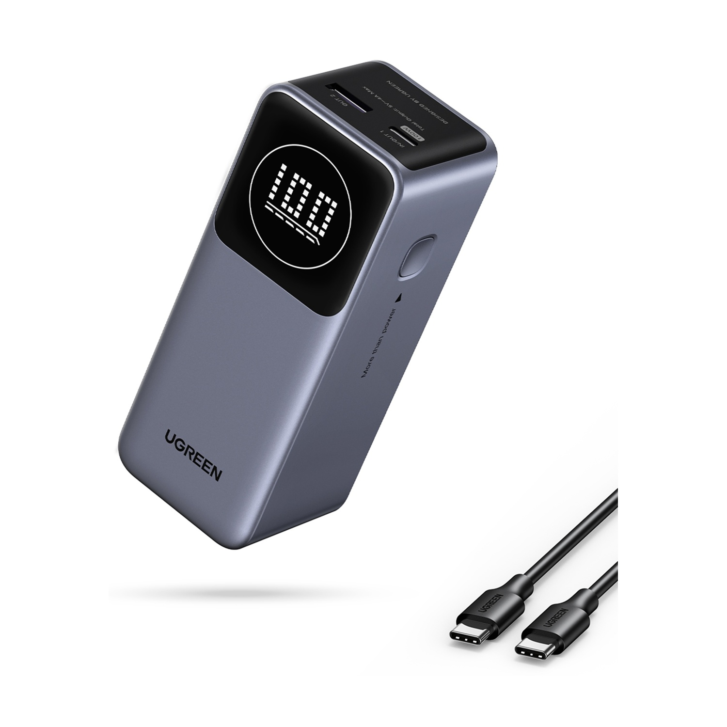Power bank UGREEN grigio con display digitale che mostra 100% e due cavi USB-C.