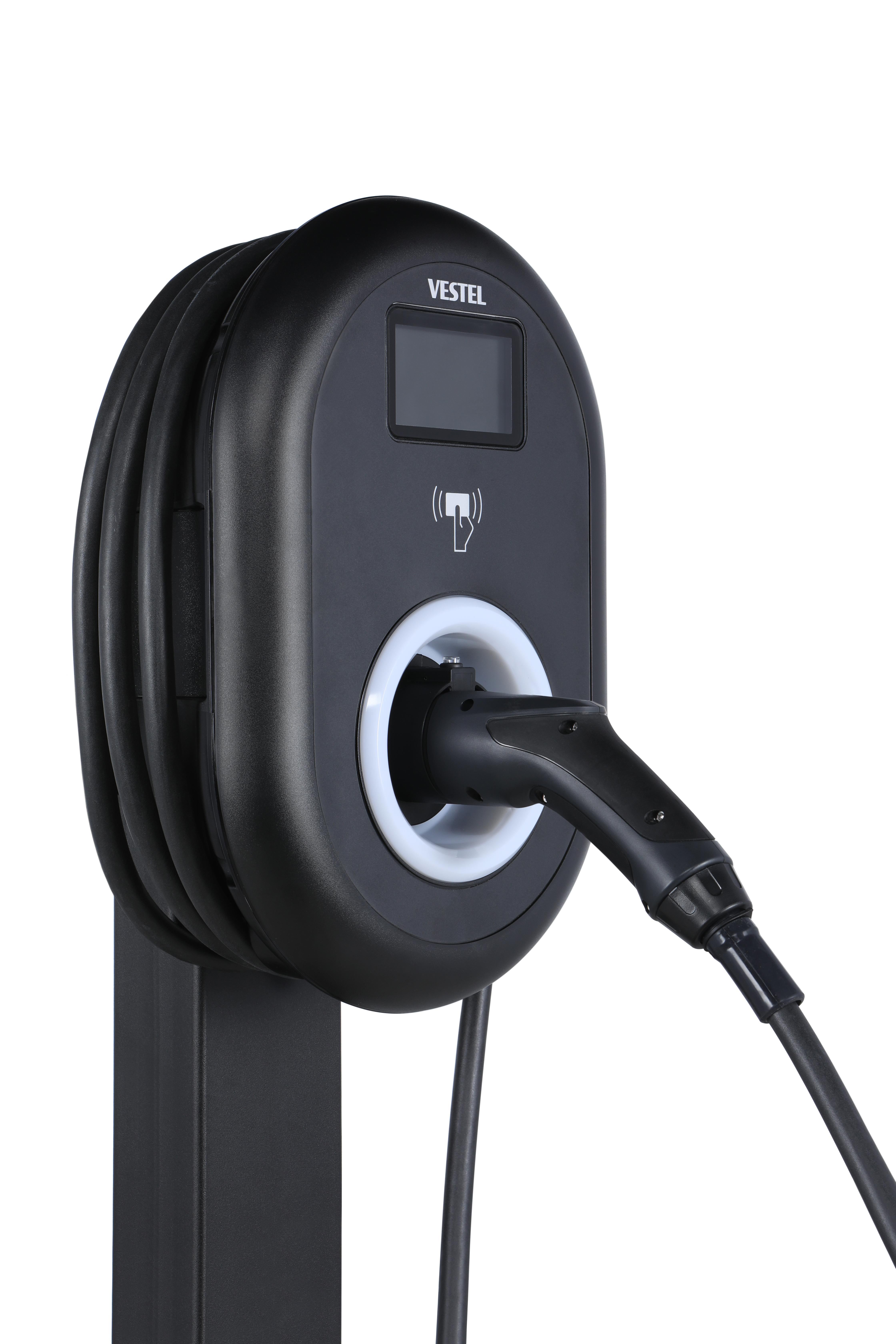 Ein schwarzes Vestel Ladegerät mit Kabel und Stecker auf weißem Grund.