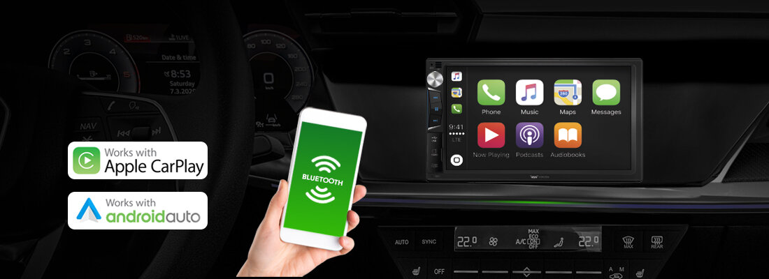 Smartfon jest trzymany obok samochodowego systemu audio z logo CarPlay i Android Auto.