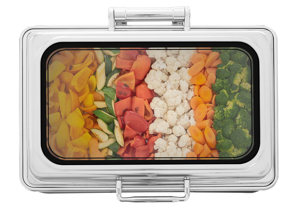 Ein Chafing Dish mit verschiedenen Gemüsesorten: gelbe Paprika, Zucchini, Karotten, Blumenkohl und Brokkoli.