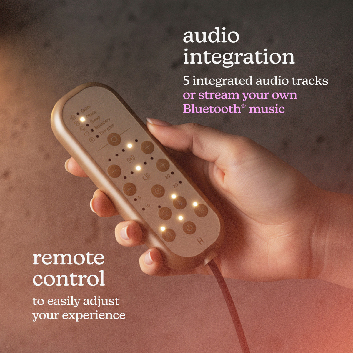 Egy kéz arany színű távirányítót tart világító gombokkal, audio integrációt kínálva.