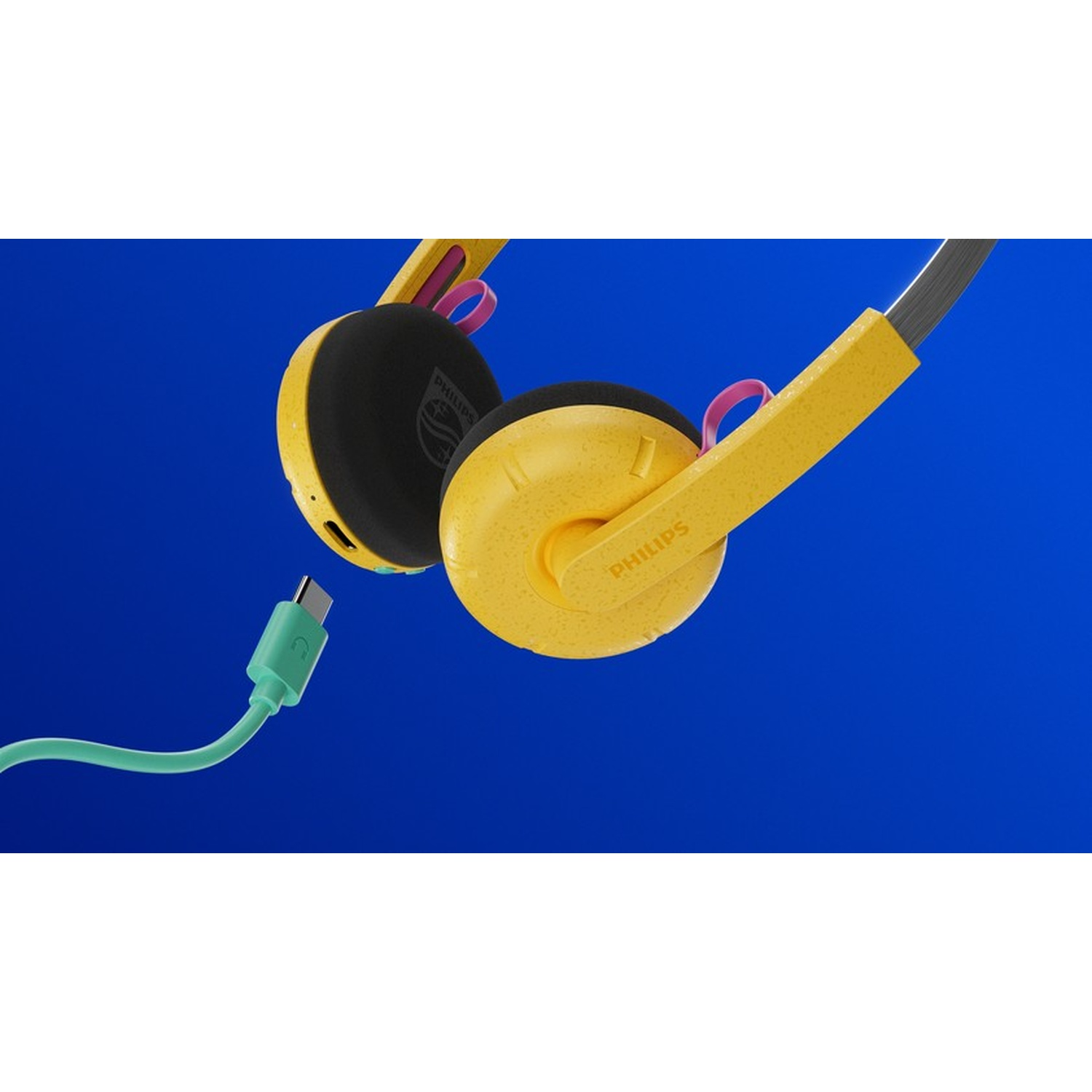 Cuffie gialle con sfondo blu e cavo USB-C verde.