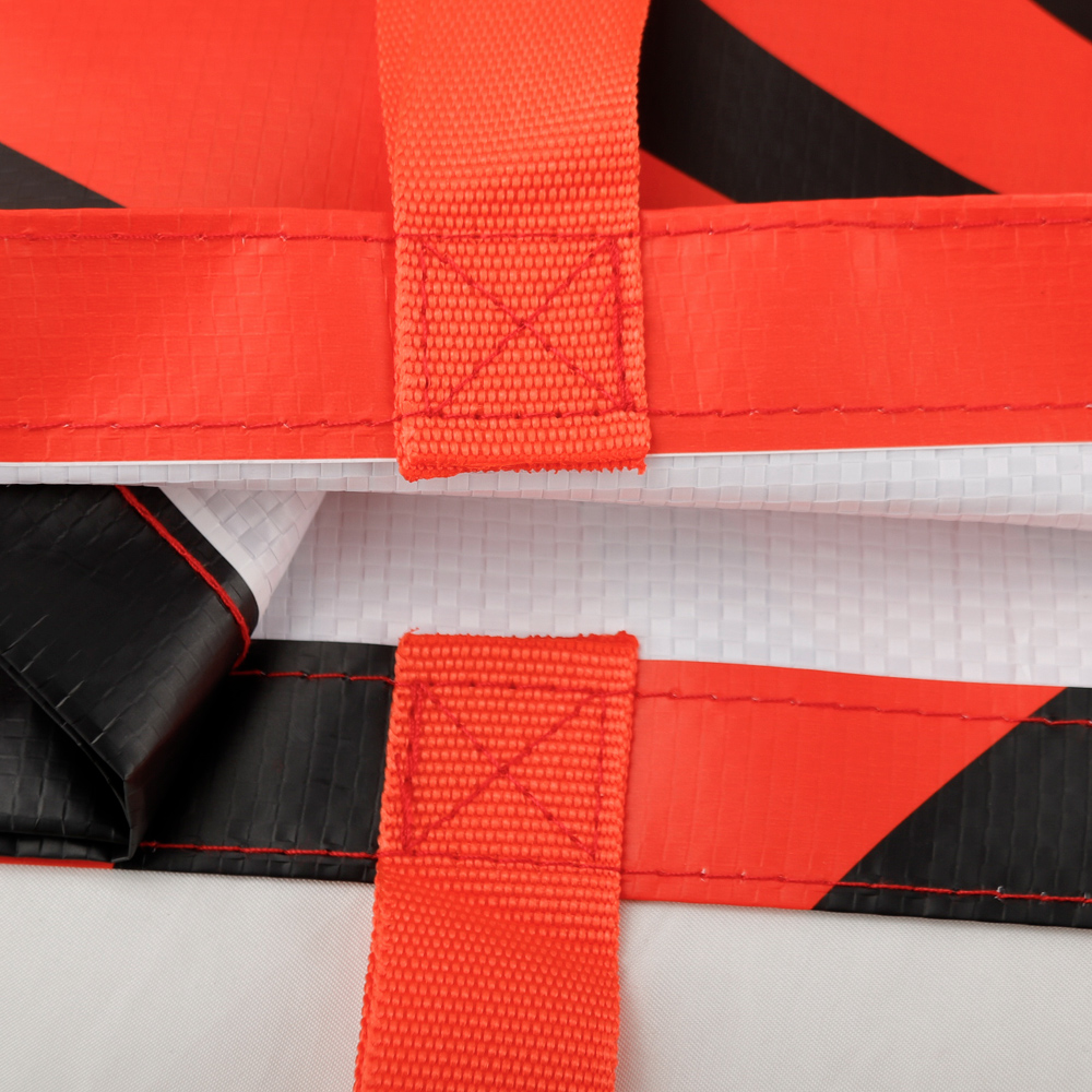 Nahaufnahme einer orangefarbenen Tasche mit schwarzen Streifen und Griffen.