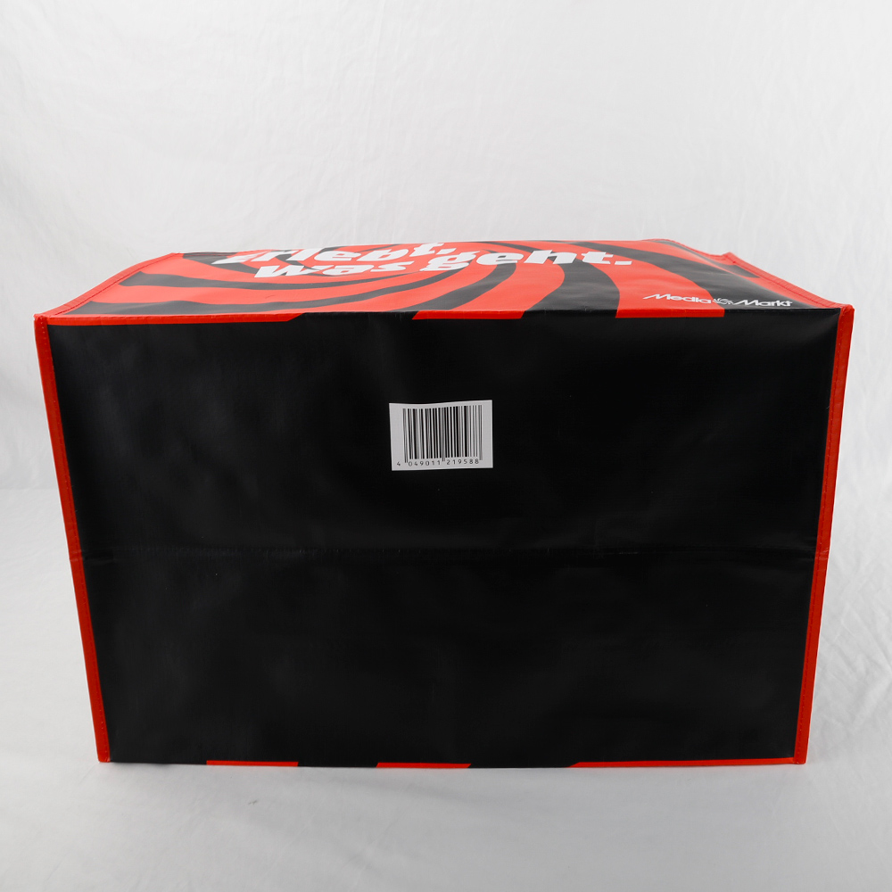 Schwarze Tasche mit rotem Aufdruck und Barcode.