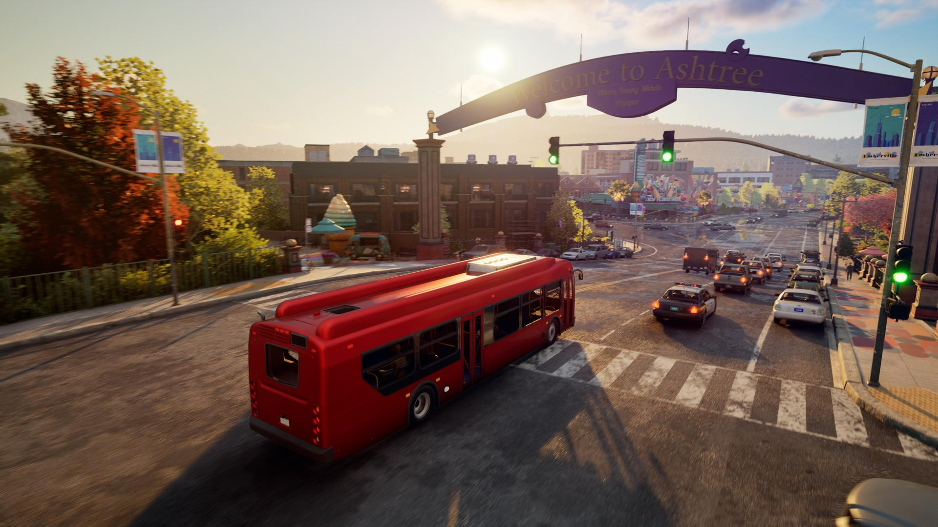 Ein roter Bus fährt auf einer Straße mit Verkehr und Gebäuden im Hintergrund.