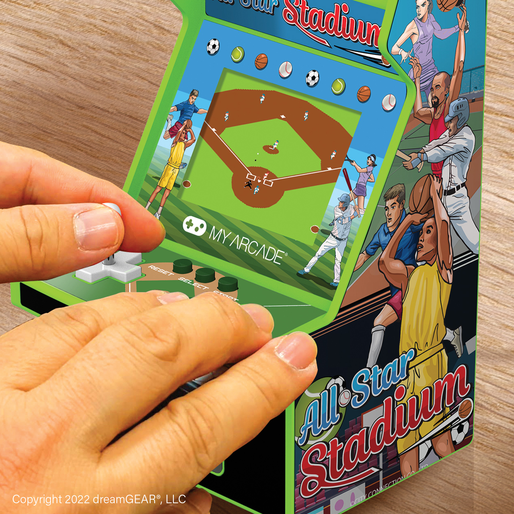 Kezek egy zöld, sportjátékokat tartalmazó arcade gépen játszanak. Baseball, kosárlabda, foci.