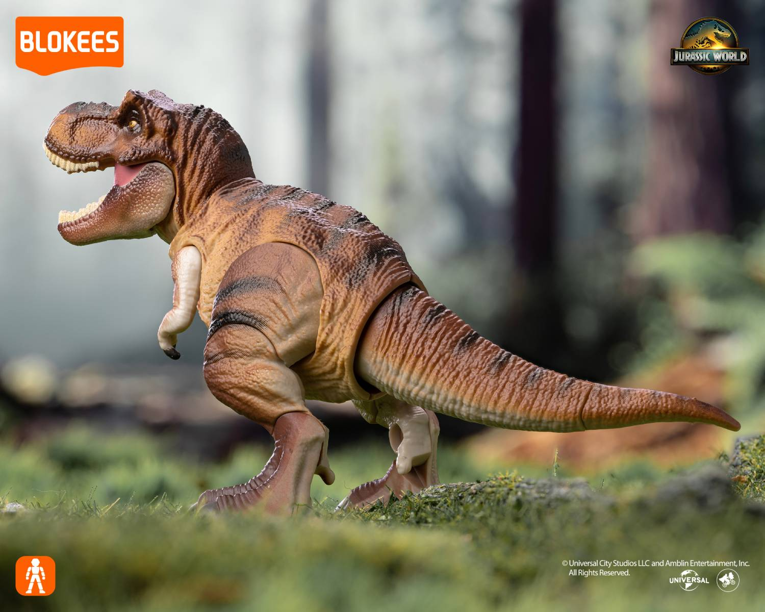 Un juguete de Tiranosaurio Rex marrón se alza sobre hierba verde.
