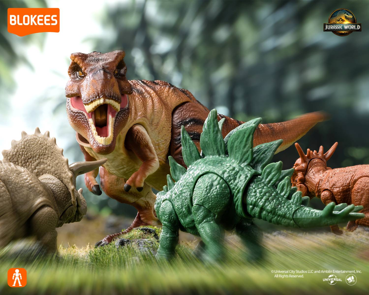 Tres juguetes de dinosaurio: T-Rex, Stegosaurus y Triceratops en un bosque.