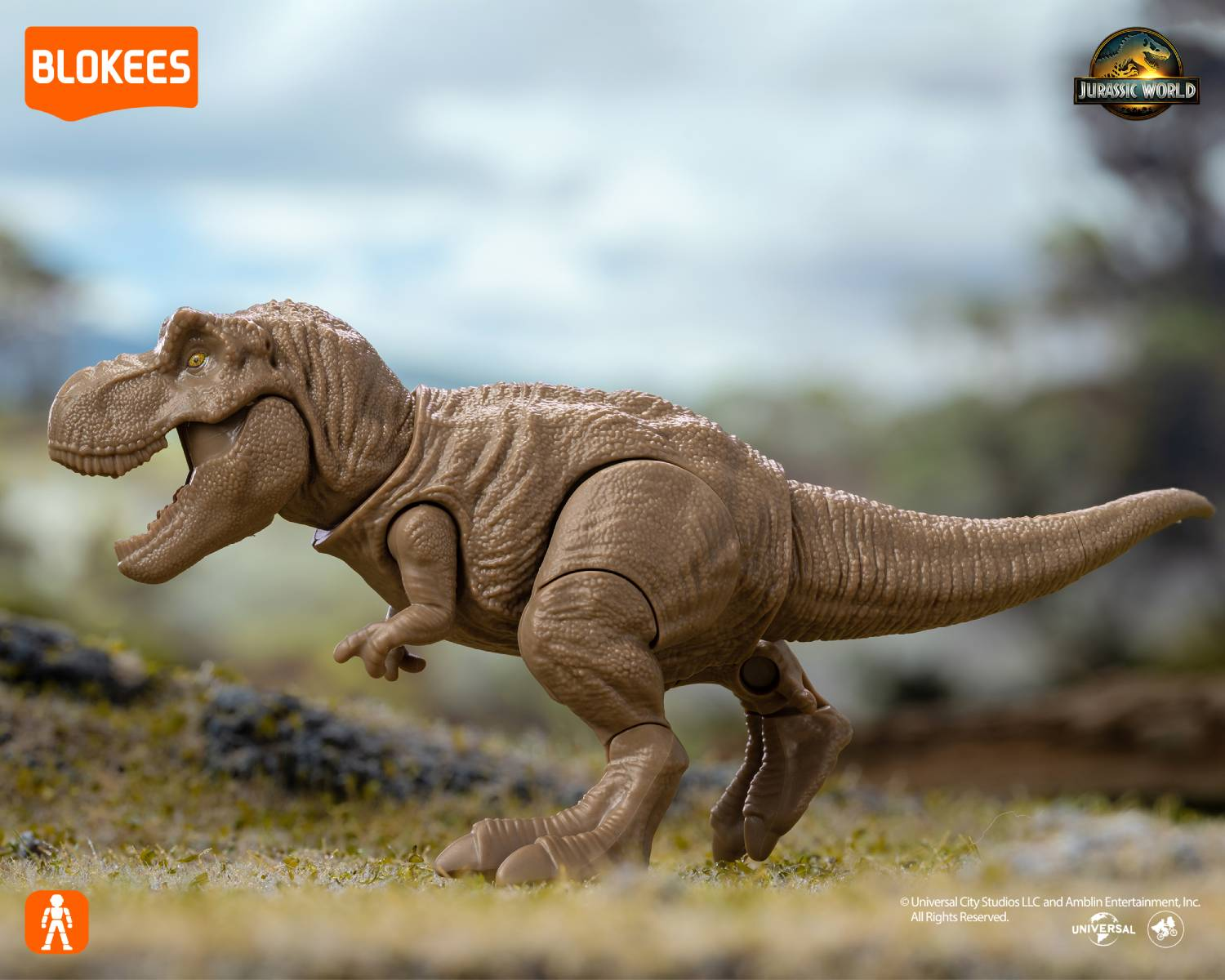Un juguete de T-Rex marrón se alza sobre suelo cubierto de hierba.