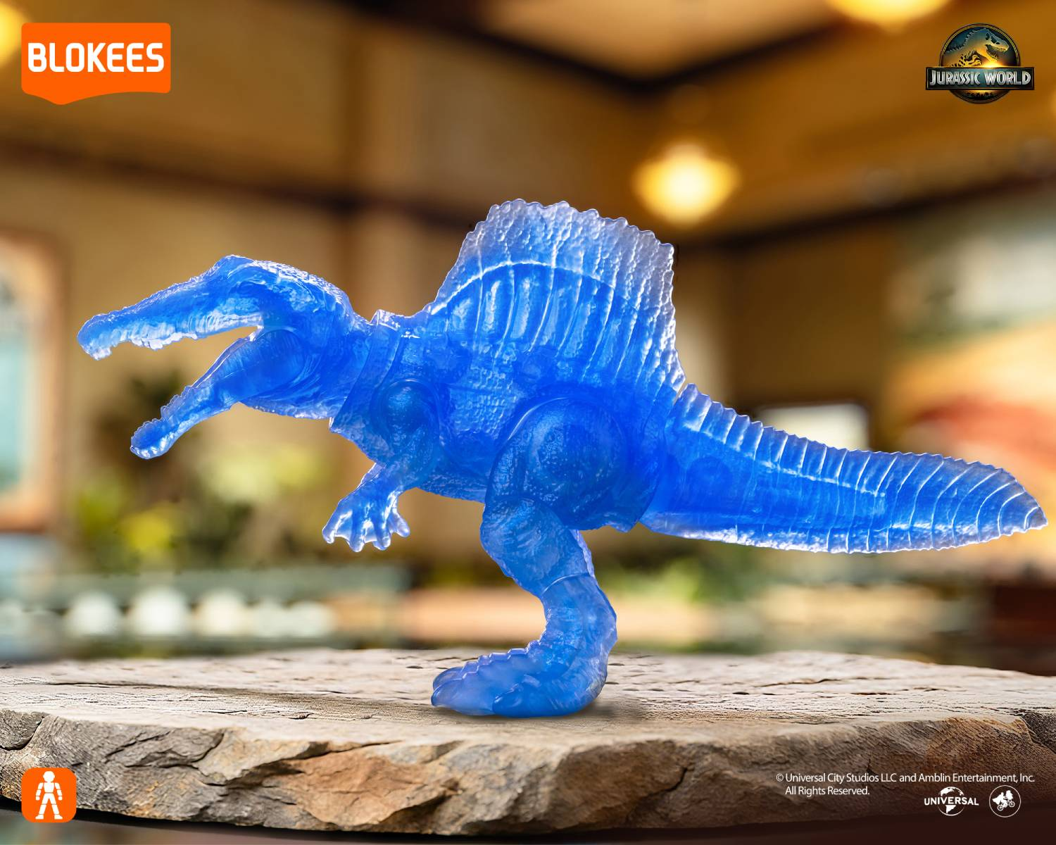 Un juguete de dinosaurio azul translúcido sobre una piedra.